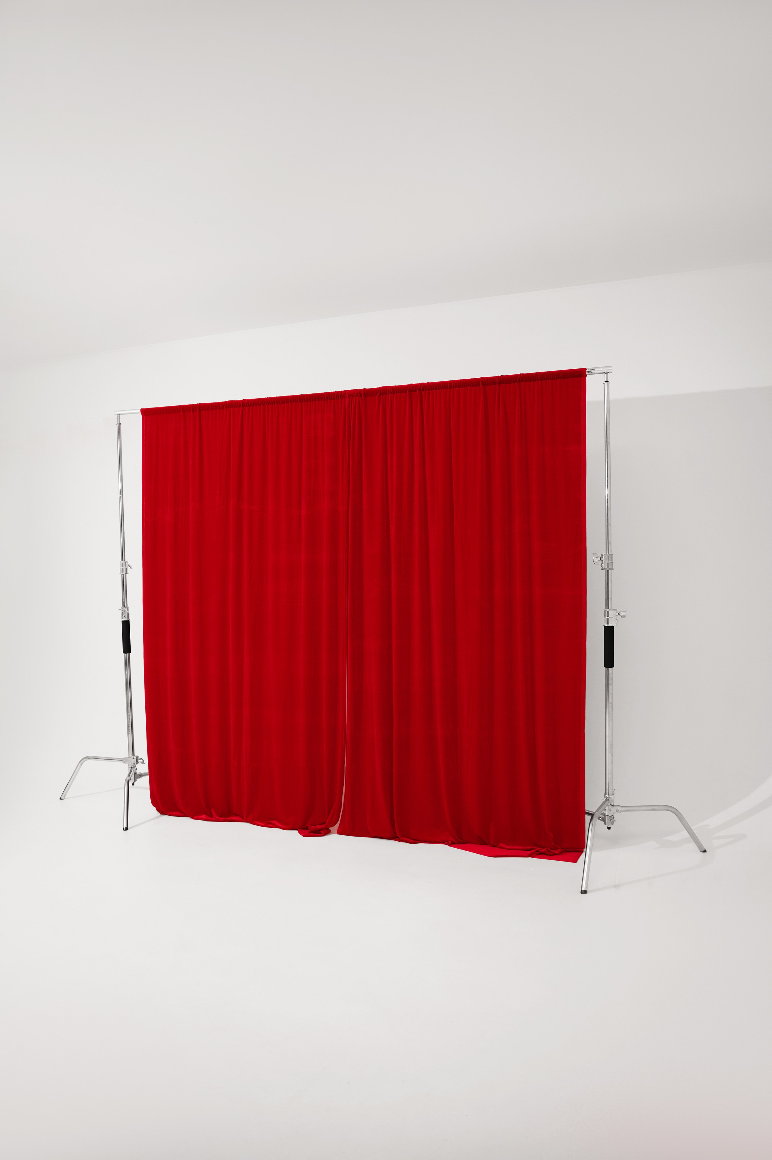 Тканевый фон красный  3*3 м ( разделен на 2 отреза),  Установка фона на стойках - 300 руб