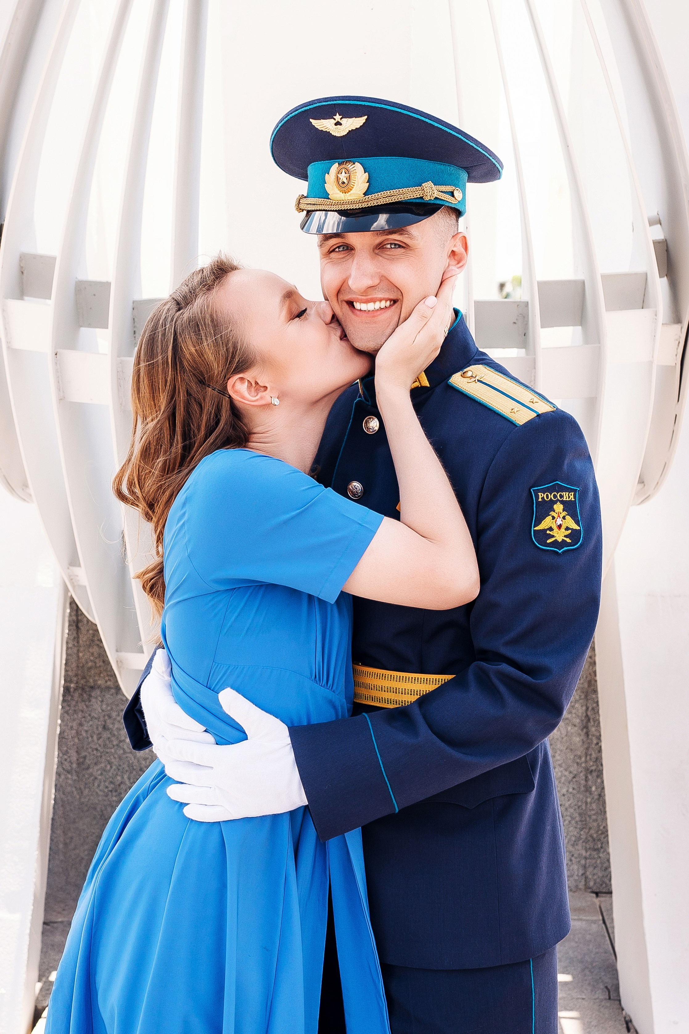 Девушка в голубом платье целует выпускника Воронежского училища.