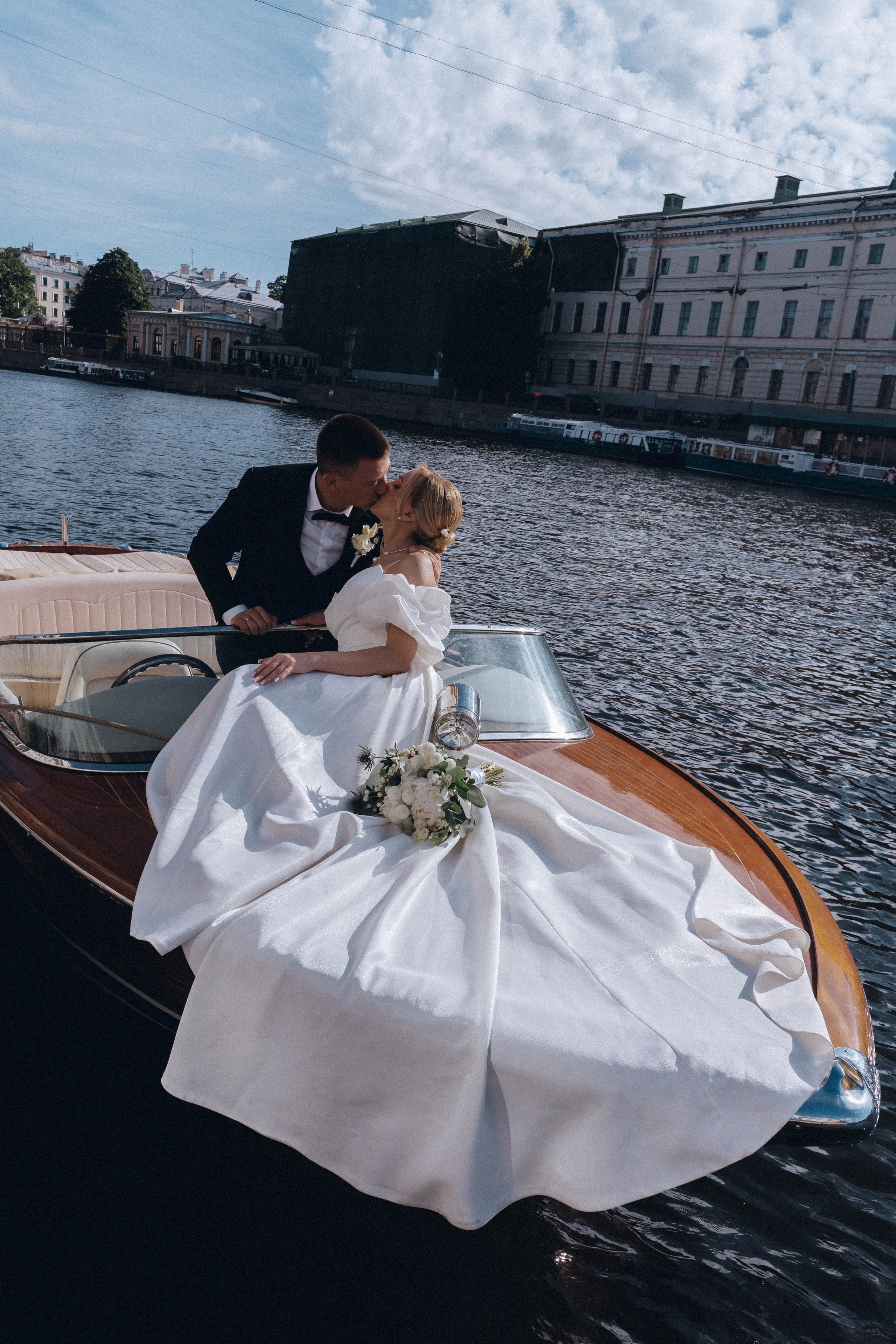 СВАДЕНБНАЯ СЬЕМКА НА КАТЕРЕ ПО КАНАЛАМ САНКТ-ПЕТЕРБУРГА И В АКВАТОРИИ НЕВЫ. Профессиональный фотограф, Санкт-Петербург — Виктория Богомолова