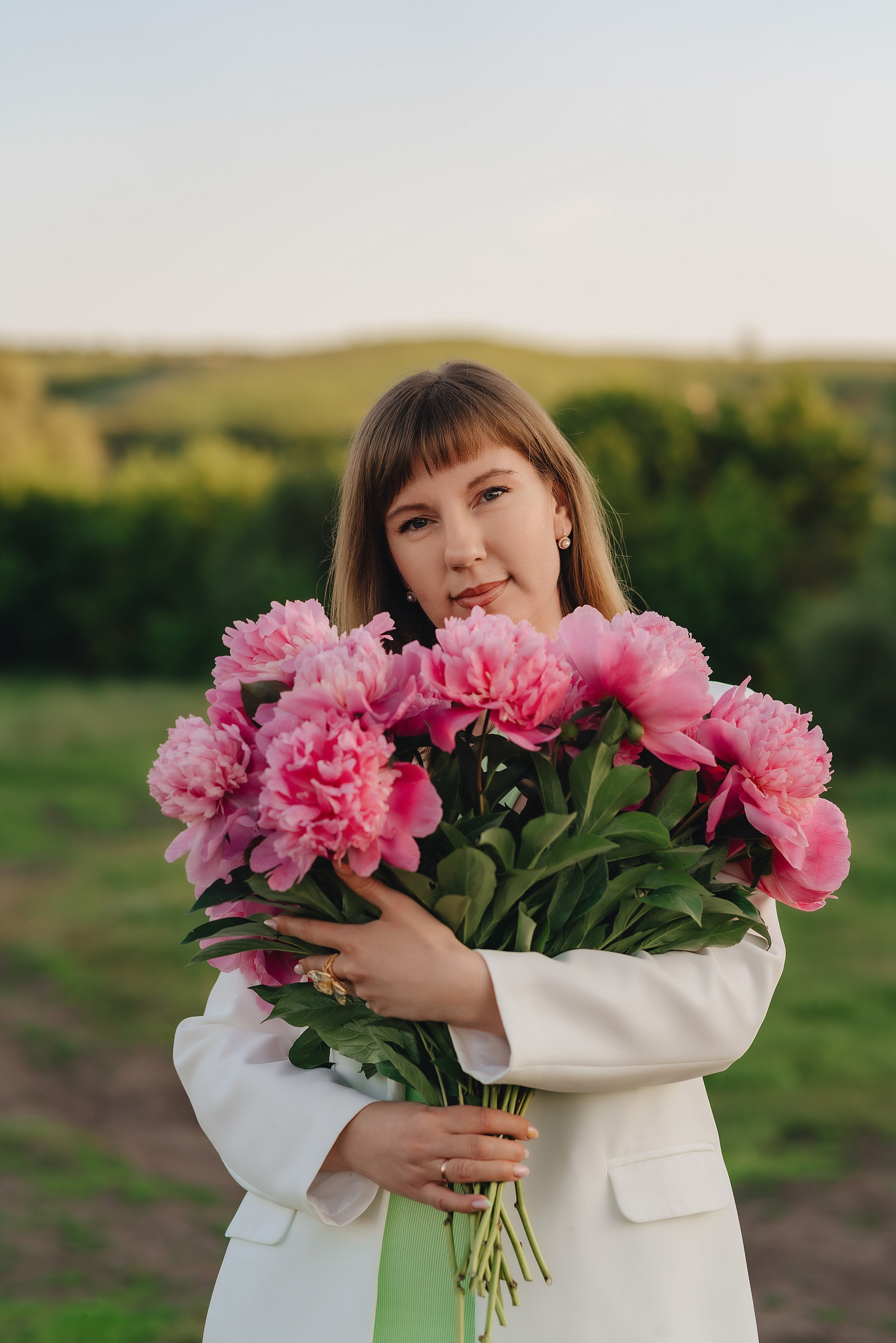 Анастасия | Съемка на закате с букетом пионов. Фотограф Карина Шмулёва. Воронеж и область
