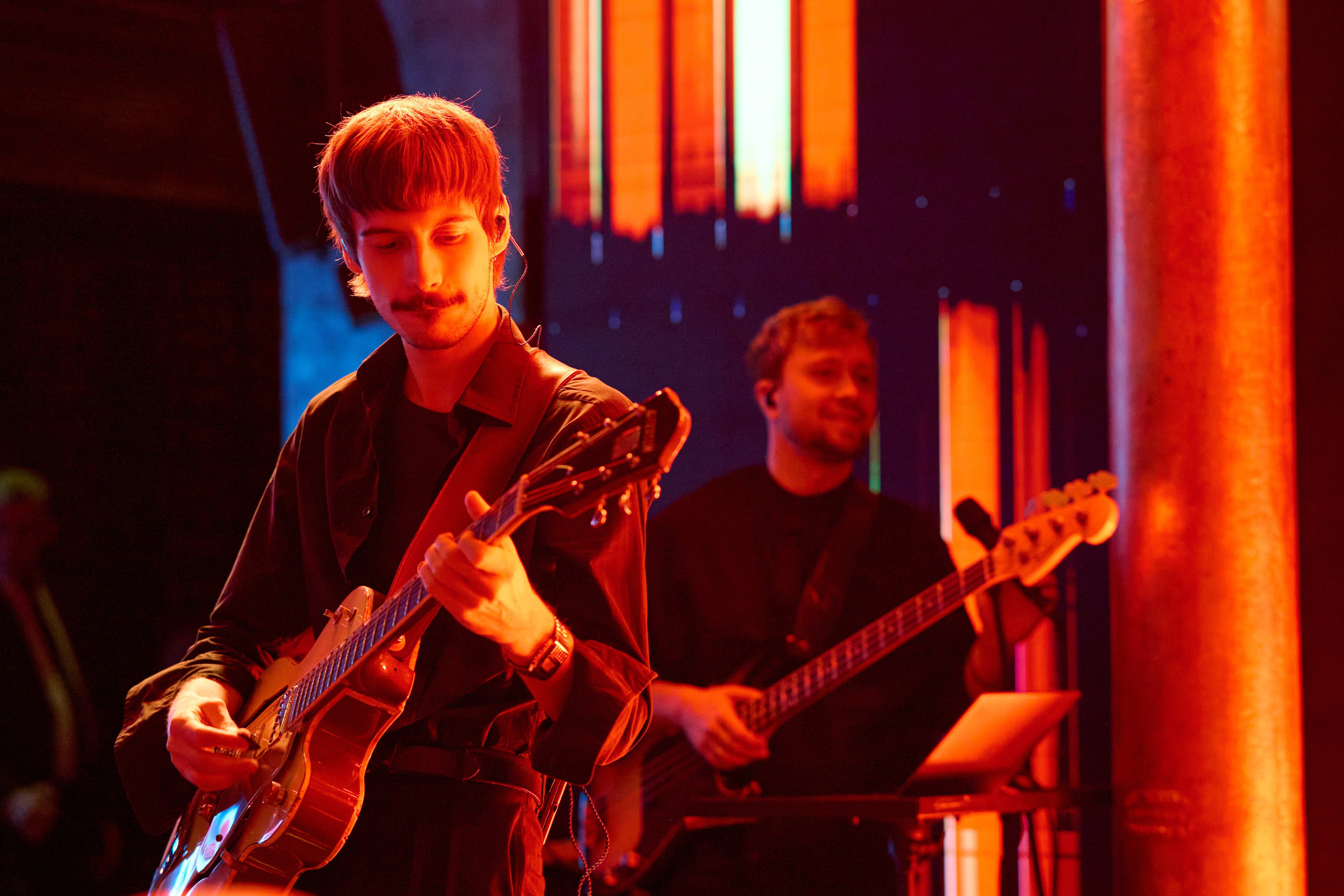 Гитарист певицы Елки — фото на выступлении