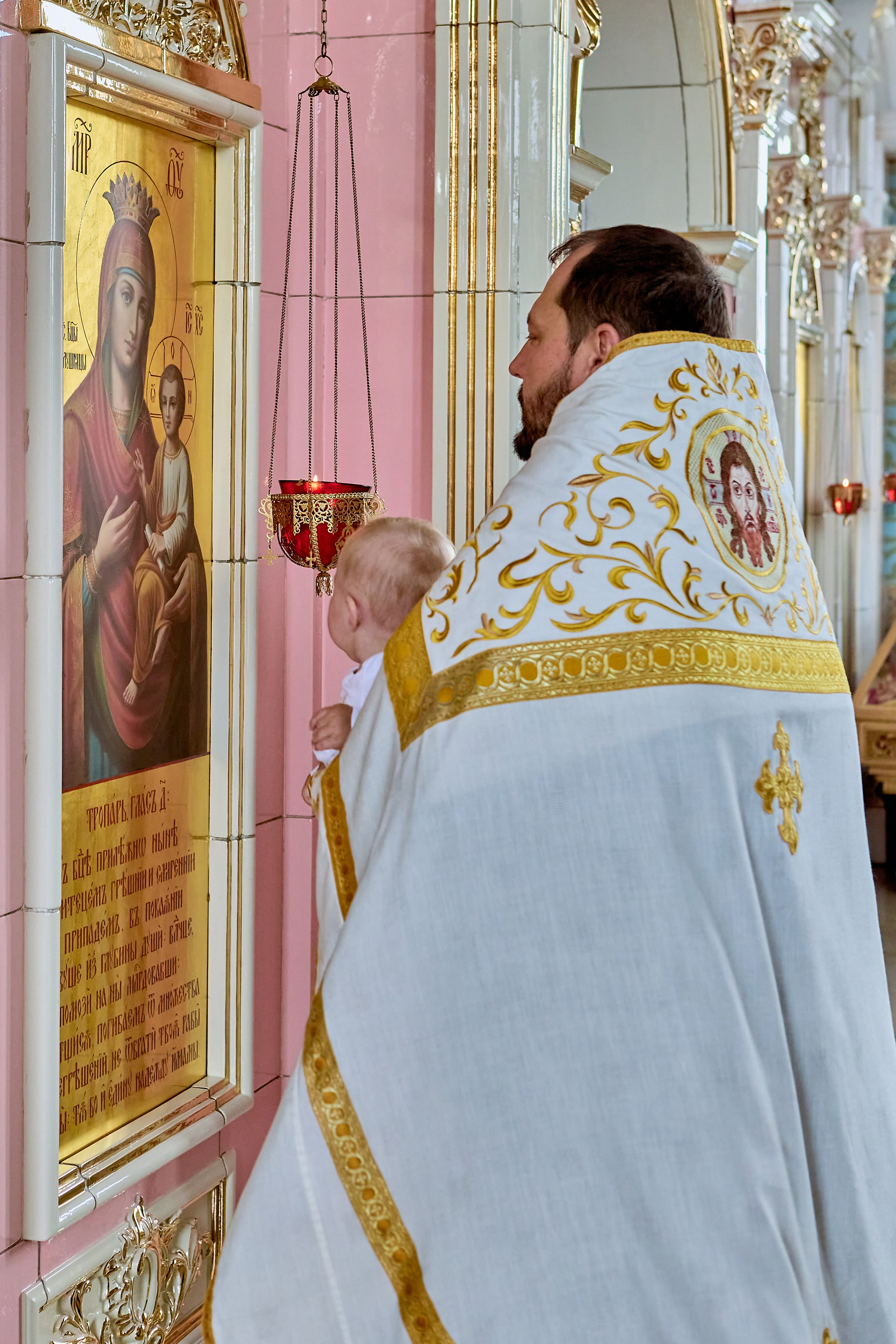 Воцерковление младенца пред Иконой Пресвятой Богородицы в Храме Преп Серафима Саровского фото Николая Голованова фотограф крещения и венчания