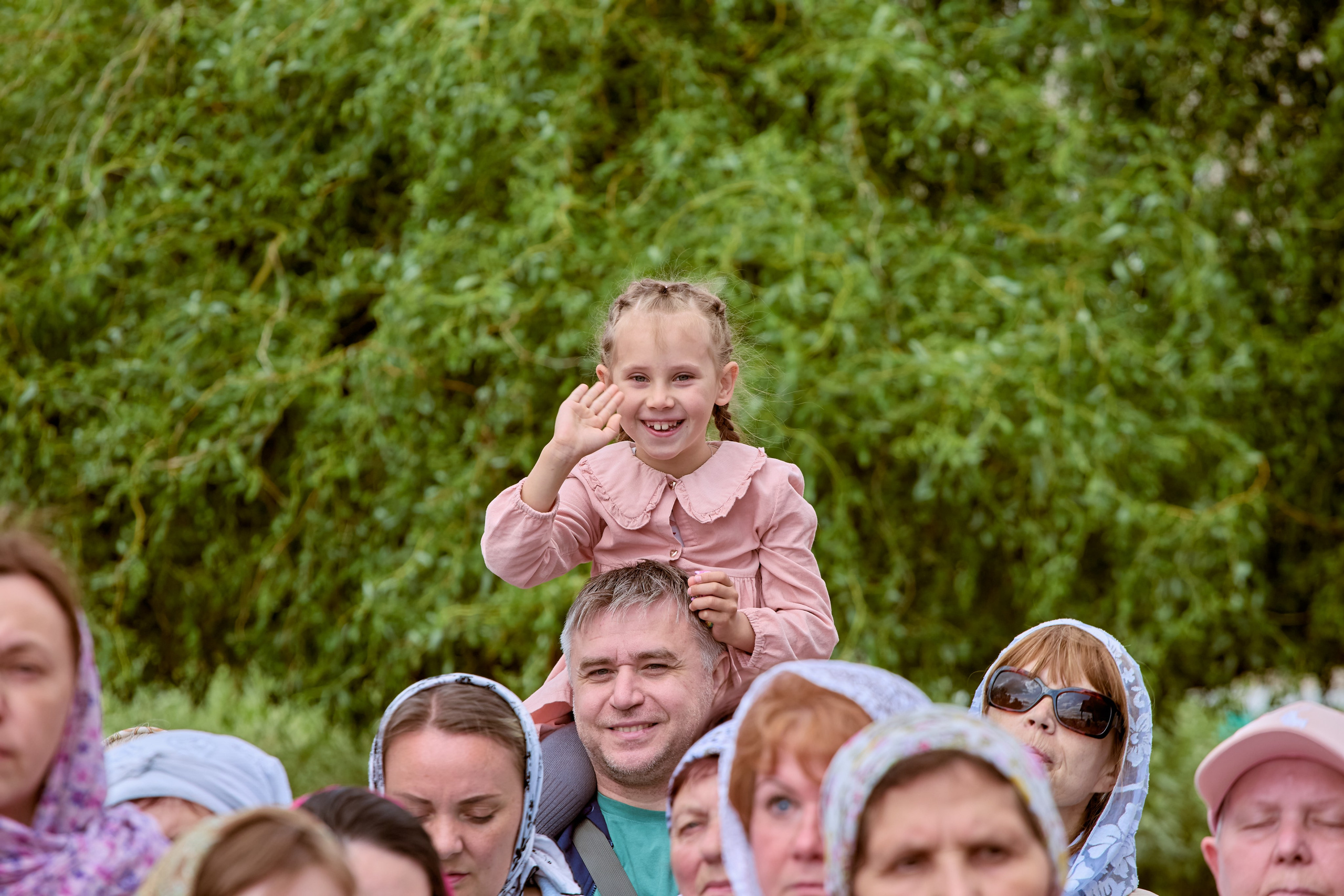 Потрет радостной девочки сидящей на плечах у папы