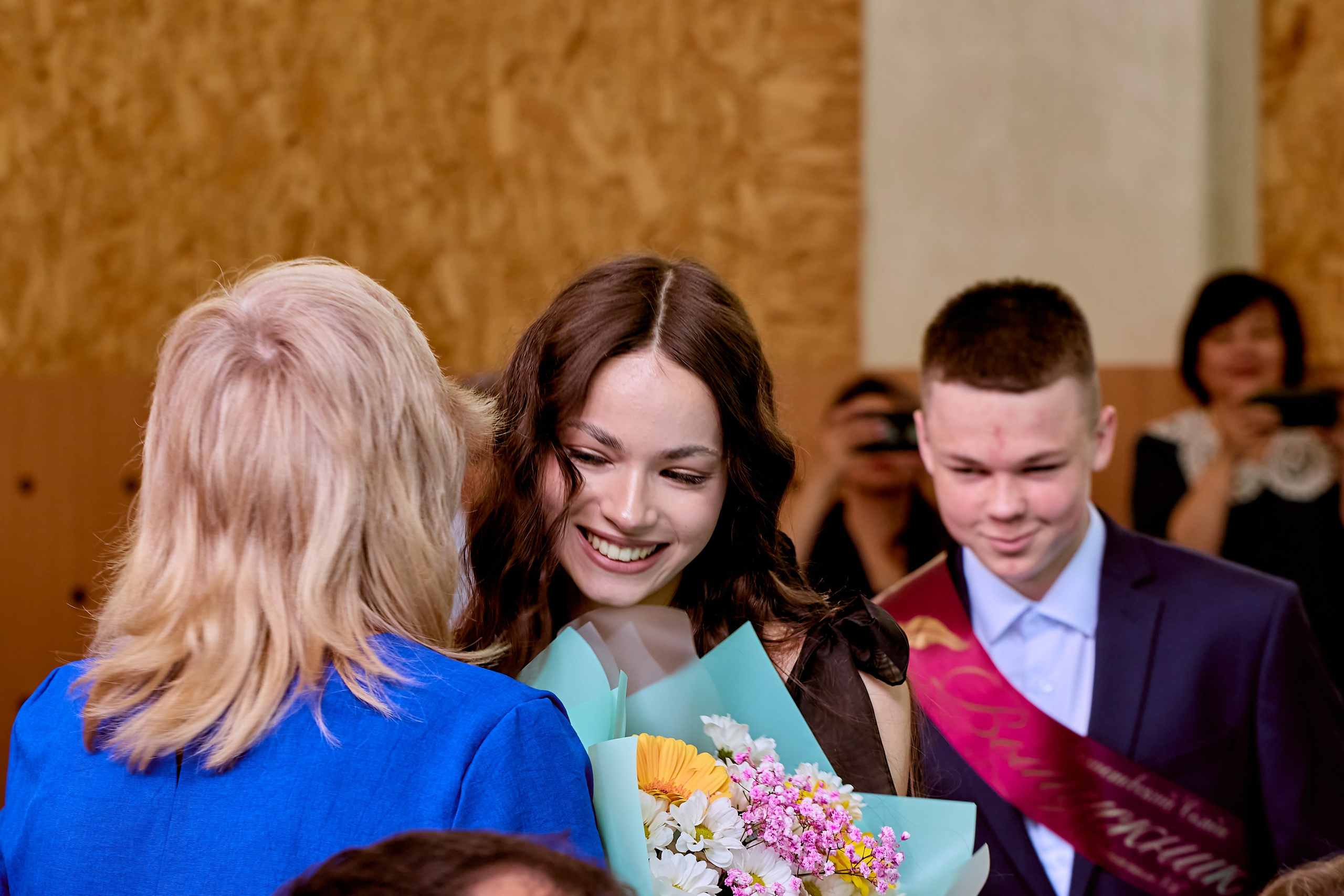 Моменты трепета и вдохновения на Последнем звонке, кадр Николая Голованова, г. Дзержинск.