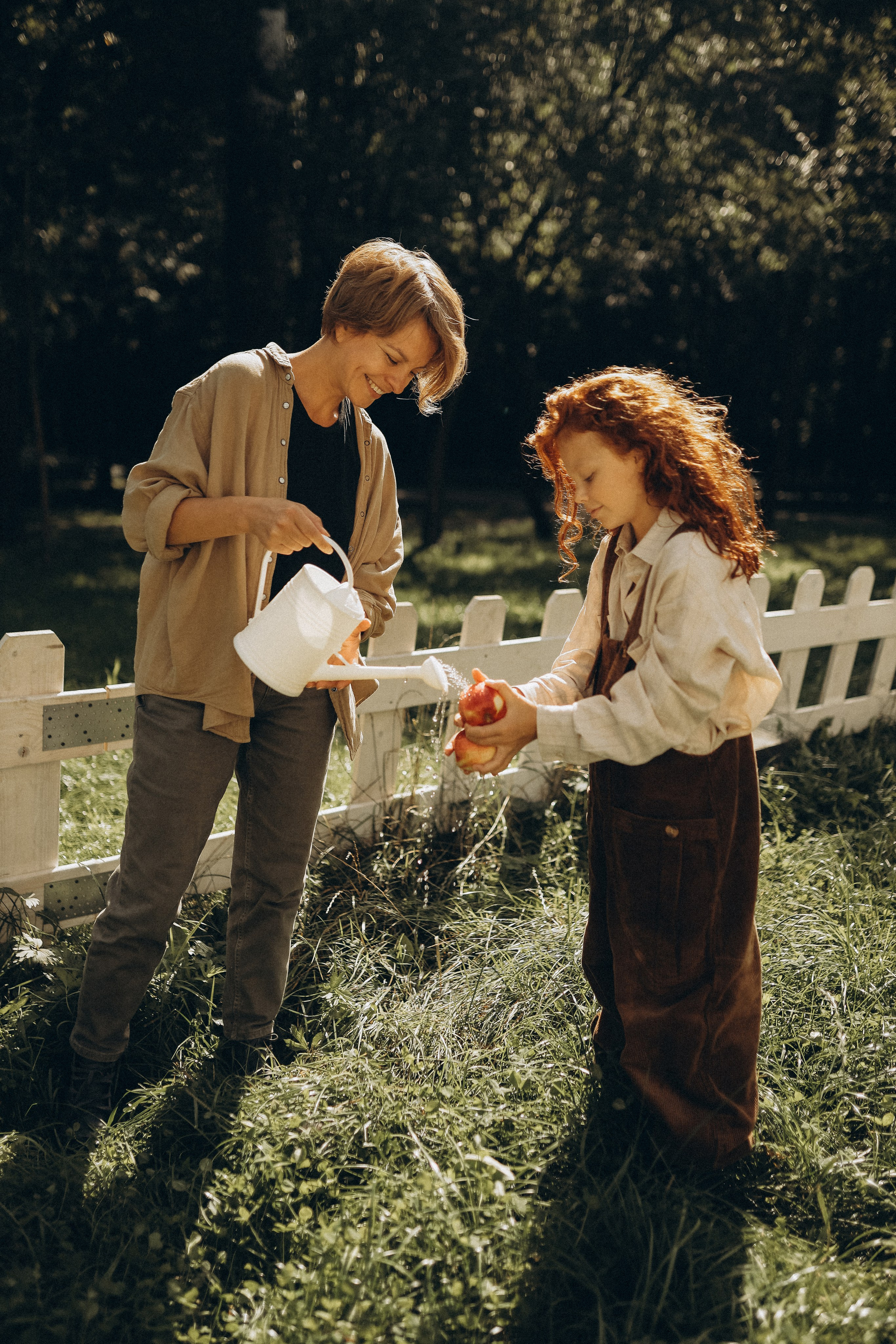 Дина и Миа в огороде. Семейный и детский фотограф в Москве Анастасия Меликова