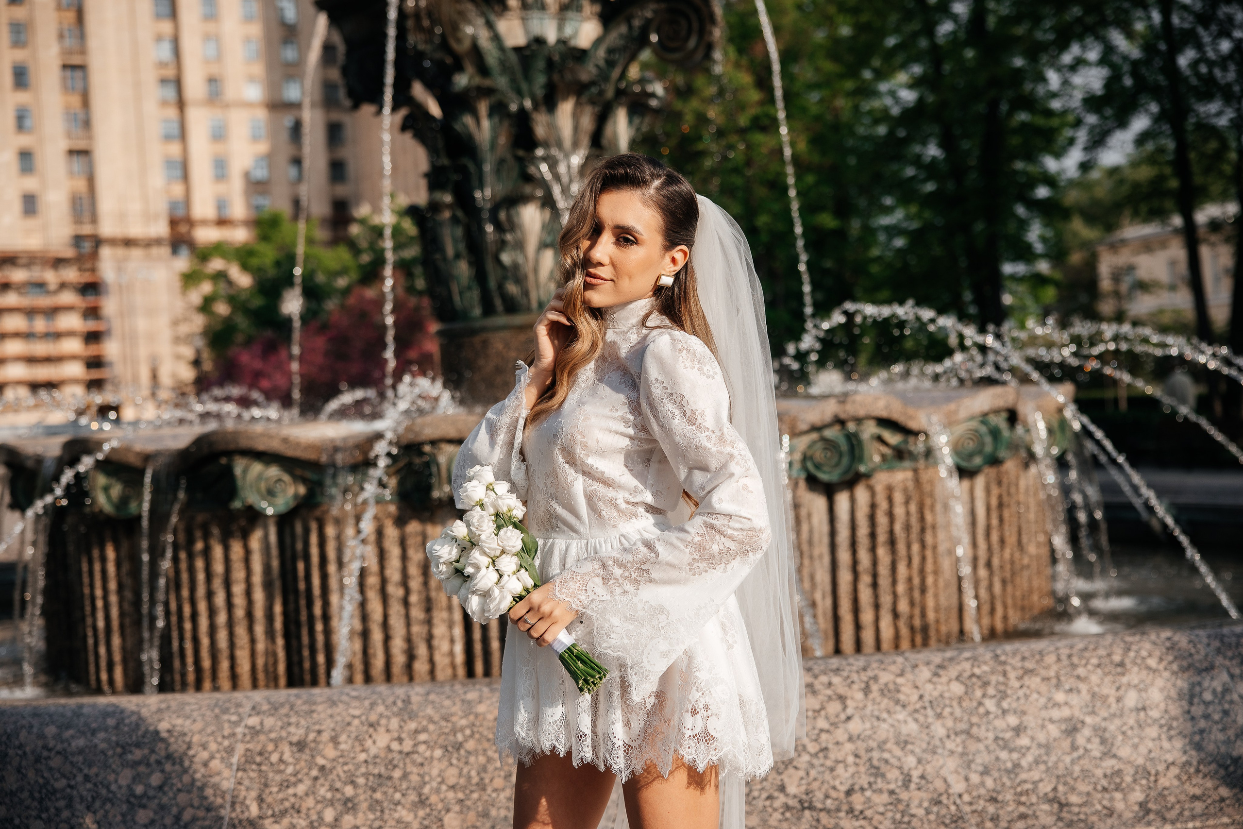 Свадебная прогулка у высотки на Кудринской площади. Свадебный и семейный фотограф в Москве Красинская Мария