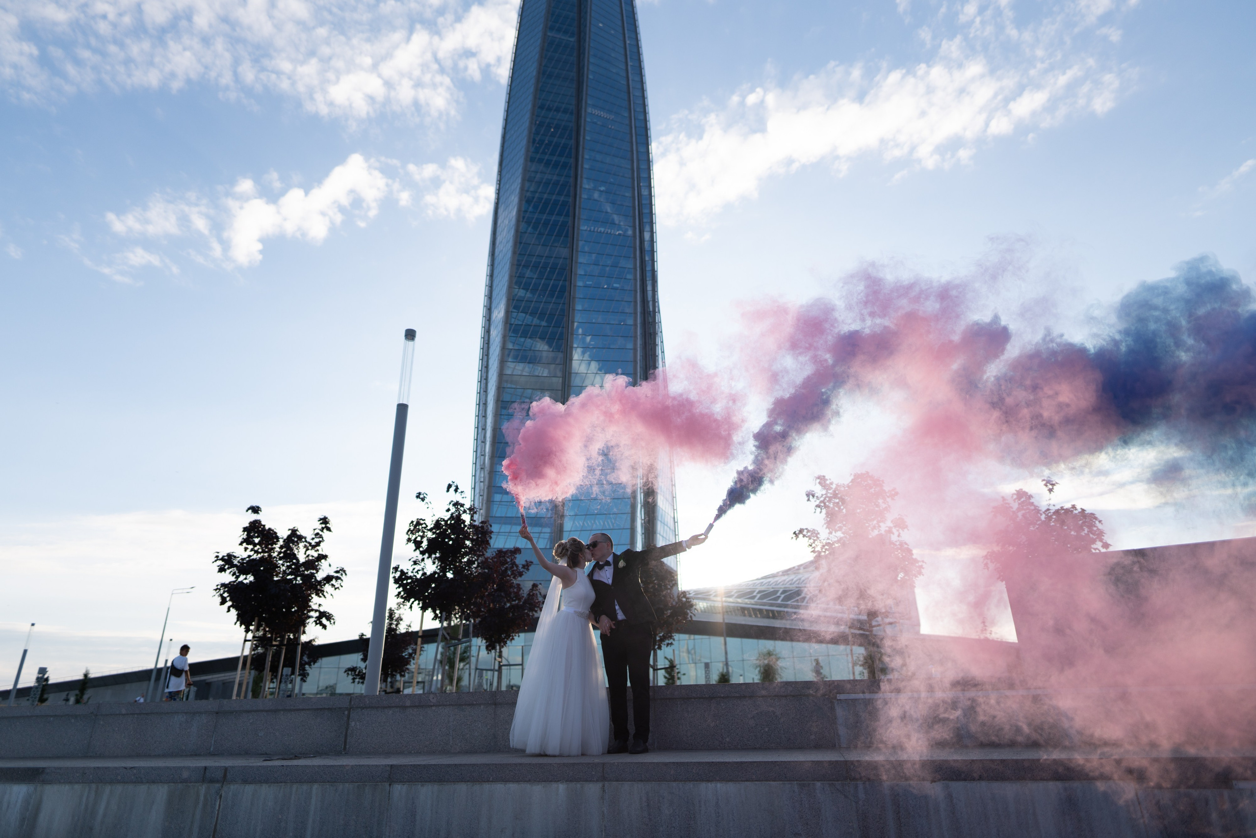 Жених с невестой запускают дымовые шашки в Лахта центре на фоне башни Газпром