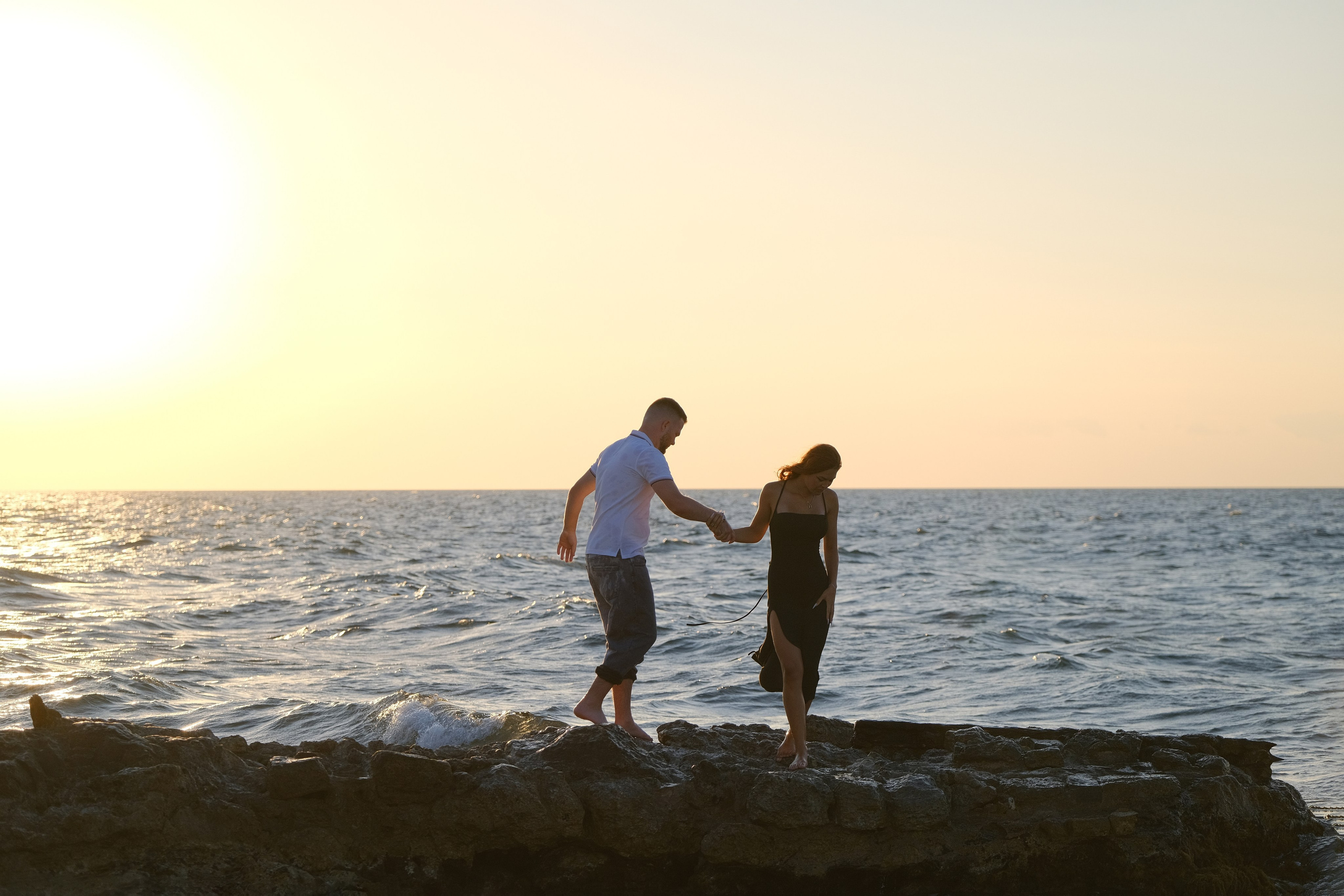 Прекрасные ребята встречают закат на каменном пирсе у моря в херсонесе таврическом
