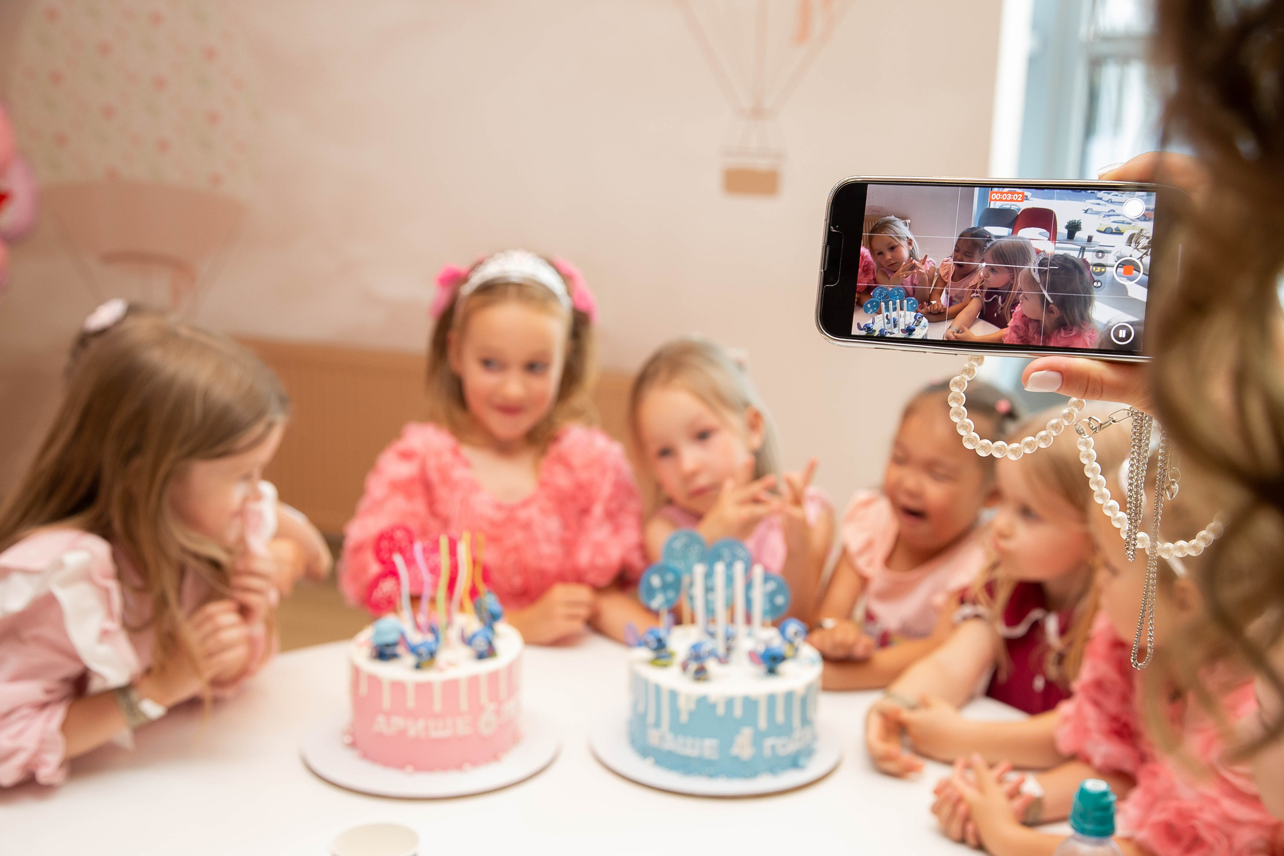 Репортажная съемка дня рождения сестер — живые эмоции праздника в Москве. Фотограф Анна Татаурова | Авторская фотосъемка в Москве