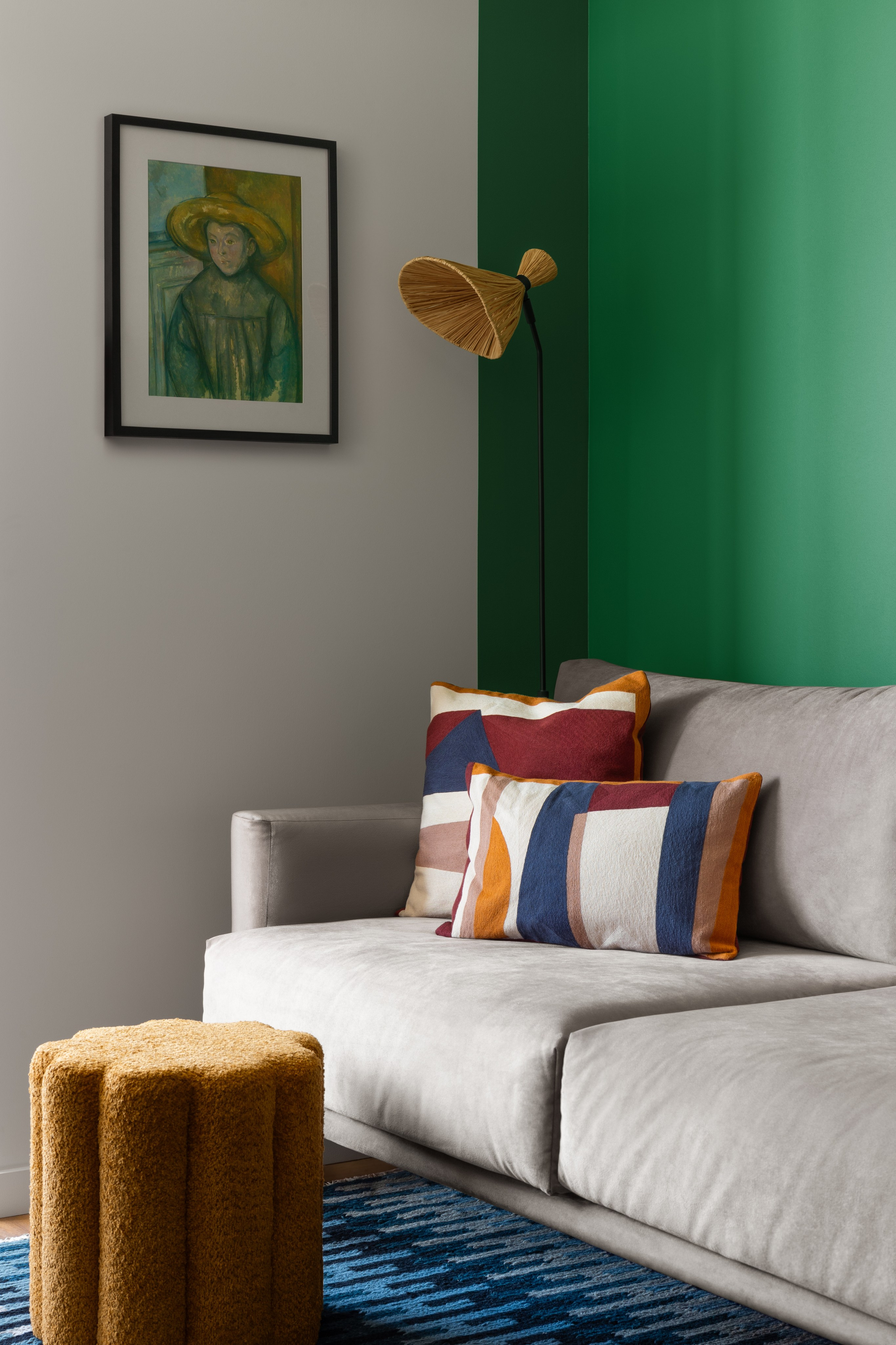 Интерьерная фотография уютной гостиной в маленькой квартире с декором и картинами.