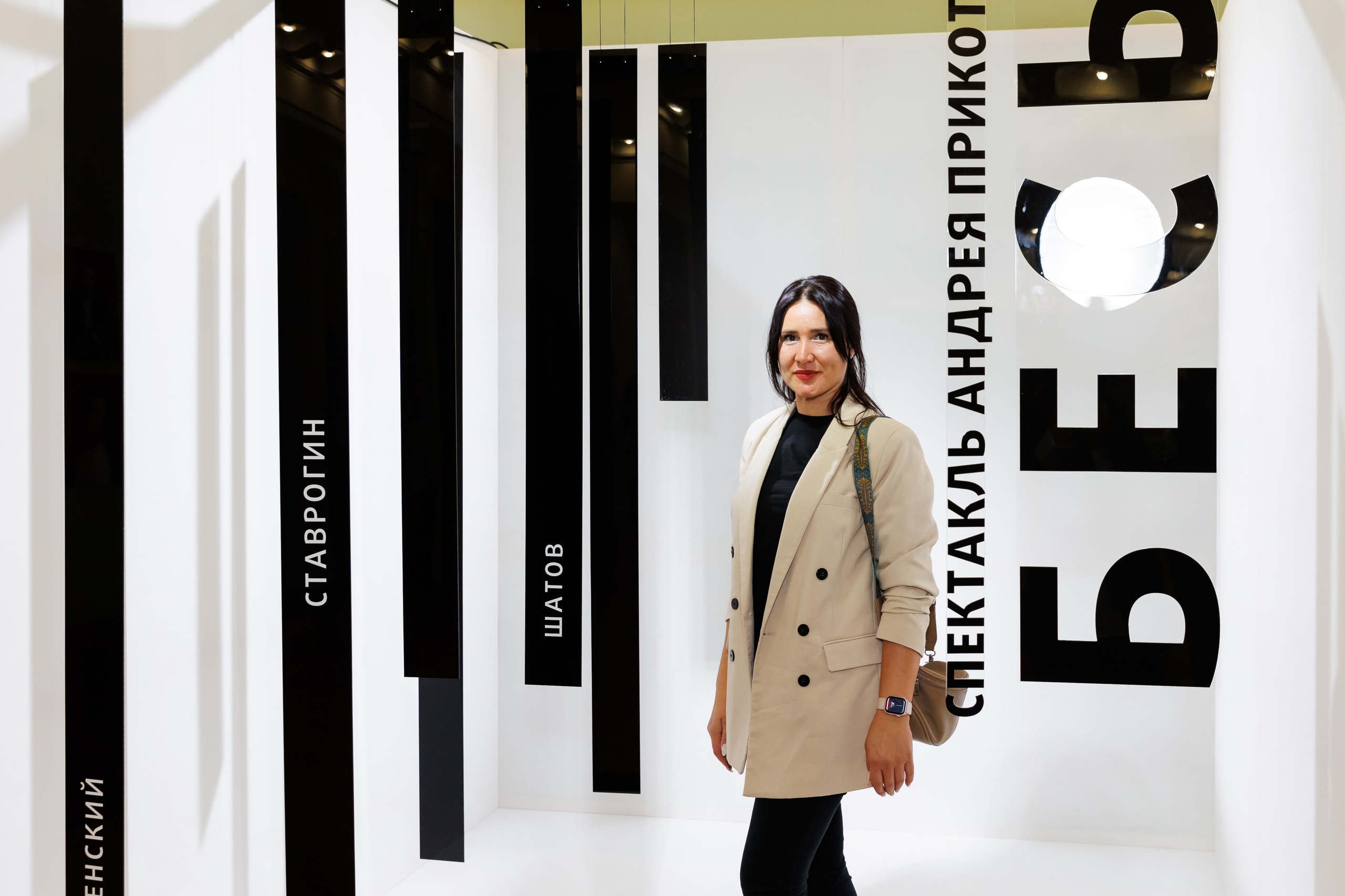 Красный факел — фотозона перед премьерой спектакля. Фотограф Новосибирск — Наталья Гресь