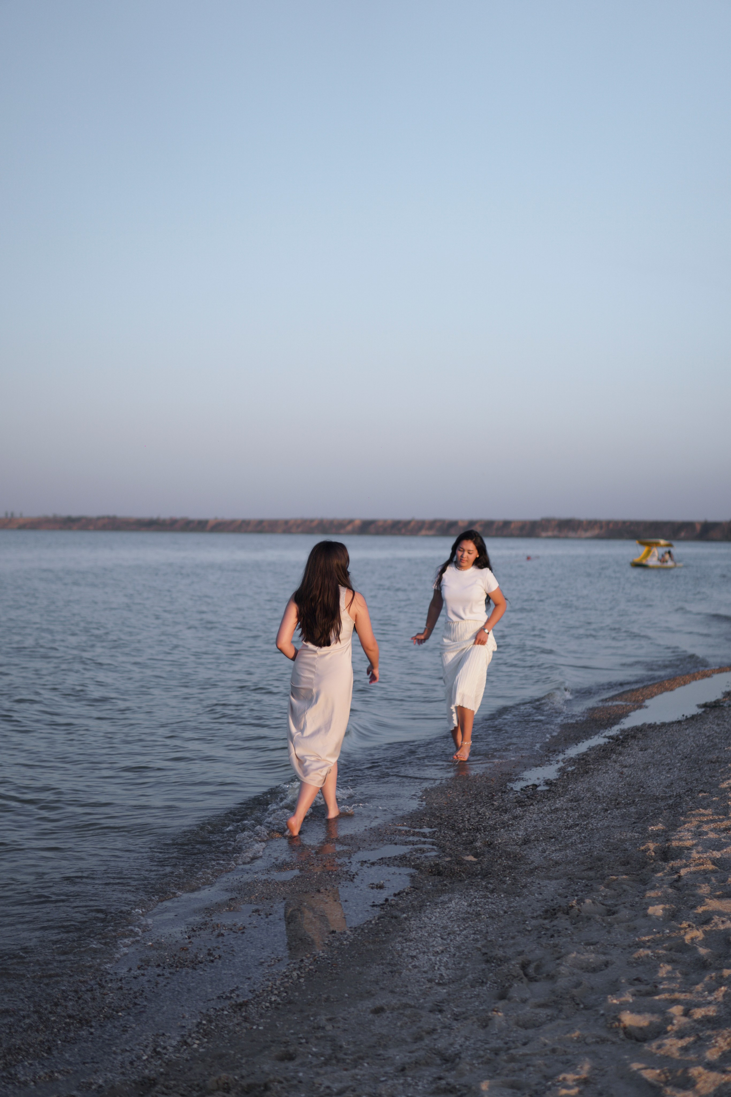 Сестры у моря в Ростове-на-Дону. Фотосессия за городом. Фотограф в Ростове-на-Дону Марина Мальцева