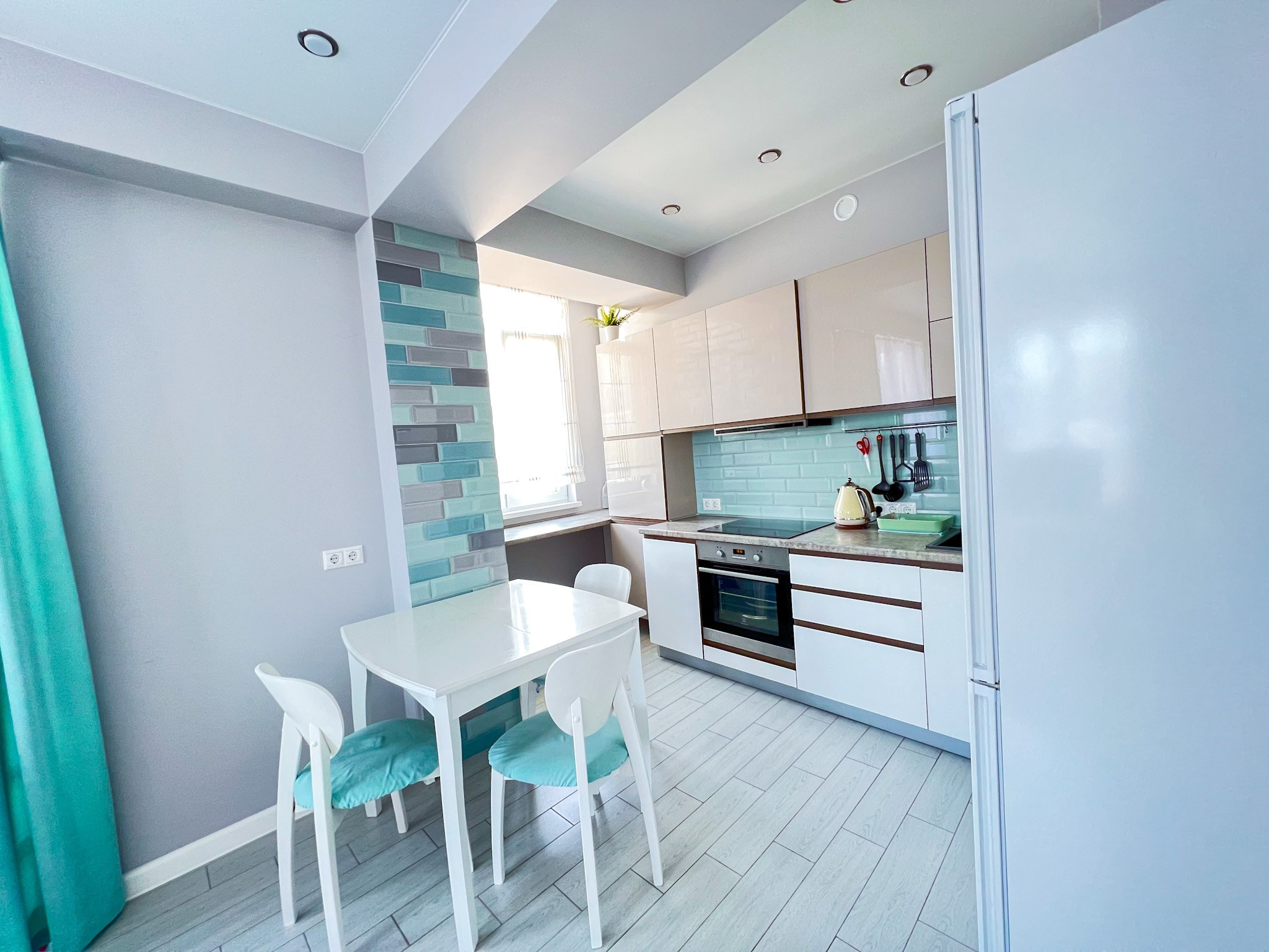 Прекрасная, стильная 2-комнатная квартира в центральном районе Сочи!. Квартиры посуточно, длительно в Сочи, LARA APART GROUP