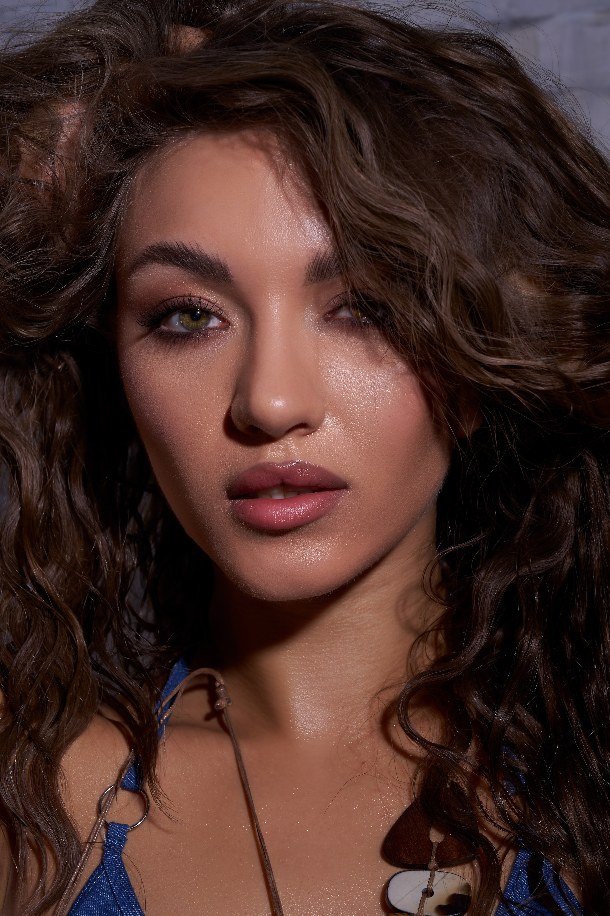 Ню-фотосессия в студии в Москве, портрет с влажной кожей и джинсовым топом, акцент на чувственность и эстетике