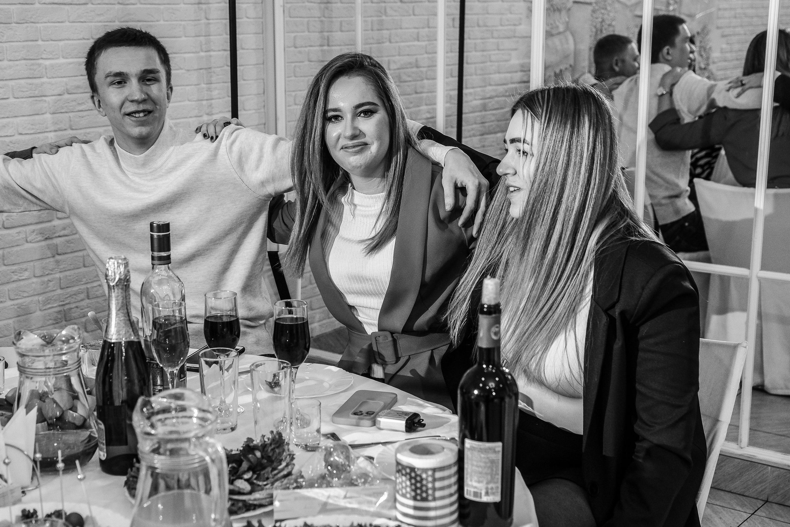 дружные объятия гостей 