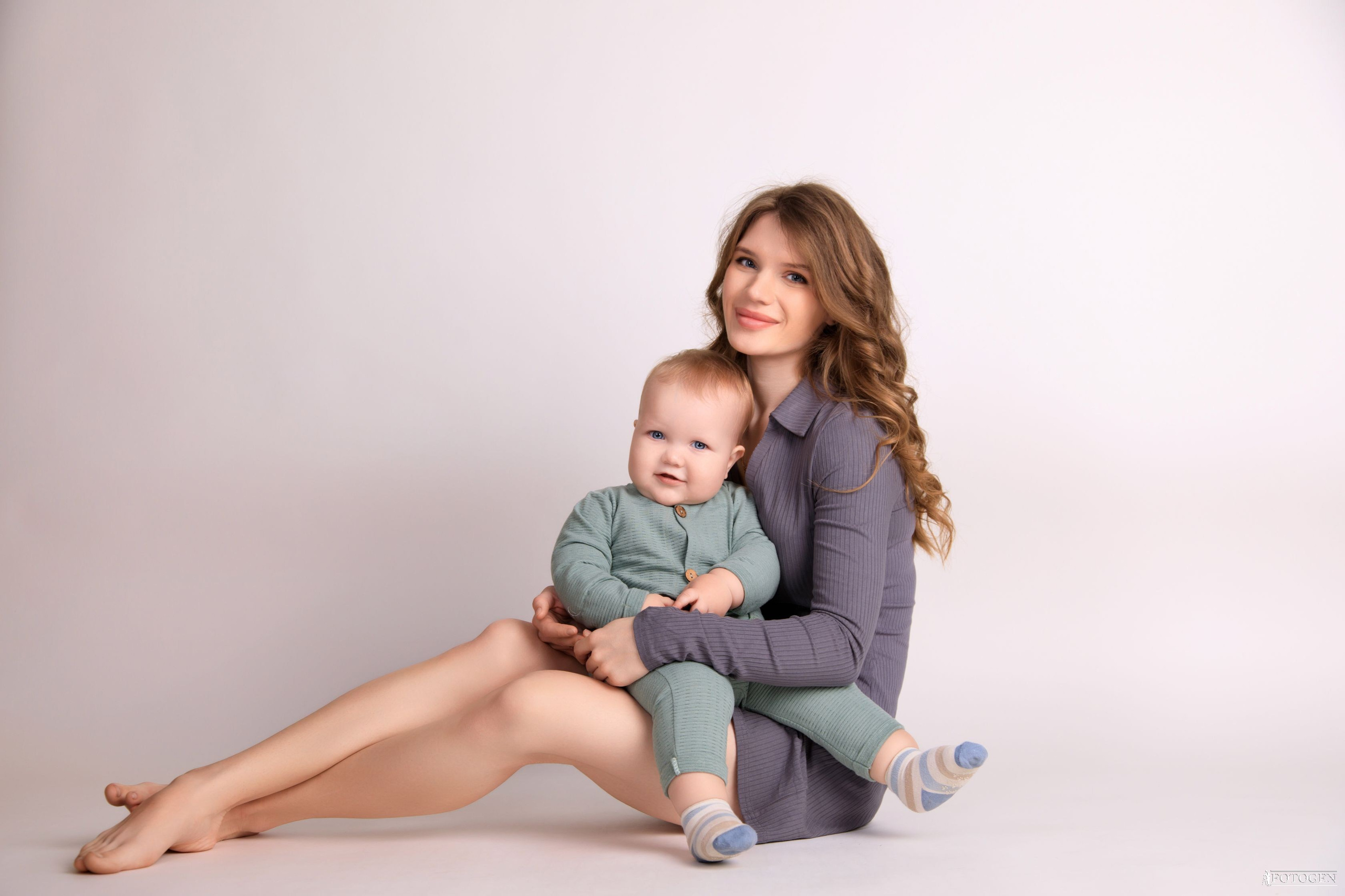 Семейная фотосессия: мама, папа и малыш | Портфолио Fotogen. Интерьерная фотостудия FOTOGEN г. Краснодар