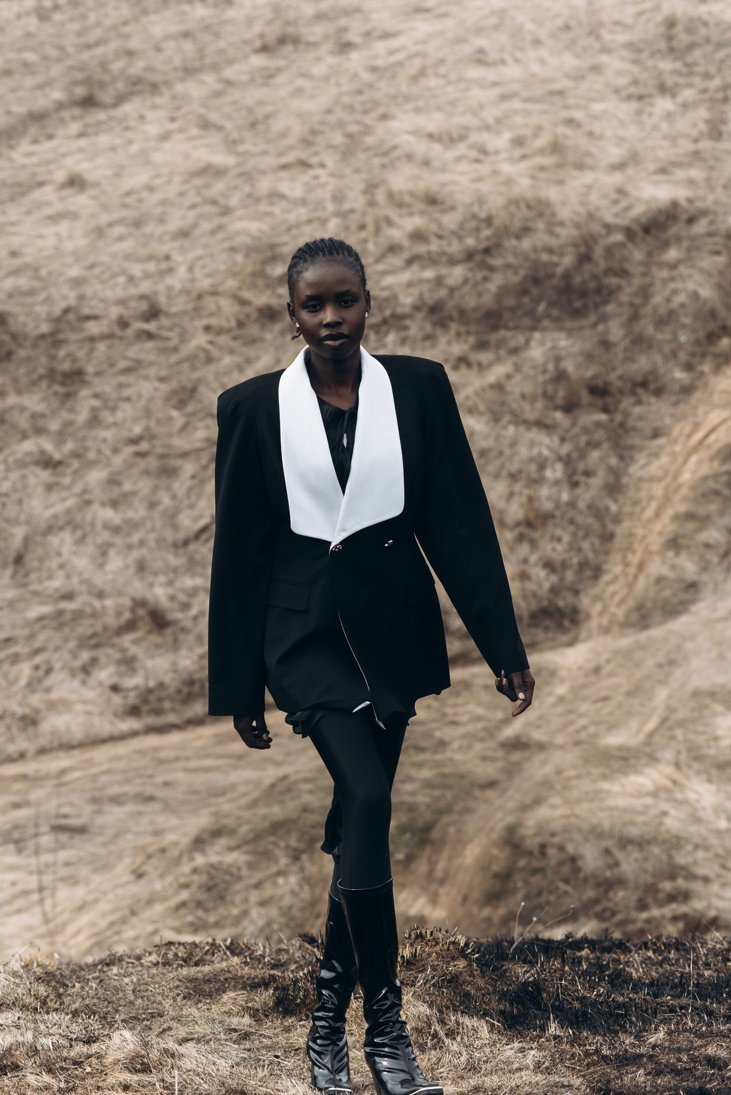 Fashion‑портрет на холмах в чёрном костюме и белом жилете Ореховский холм Москва Орехово Борисово 
