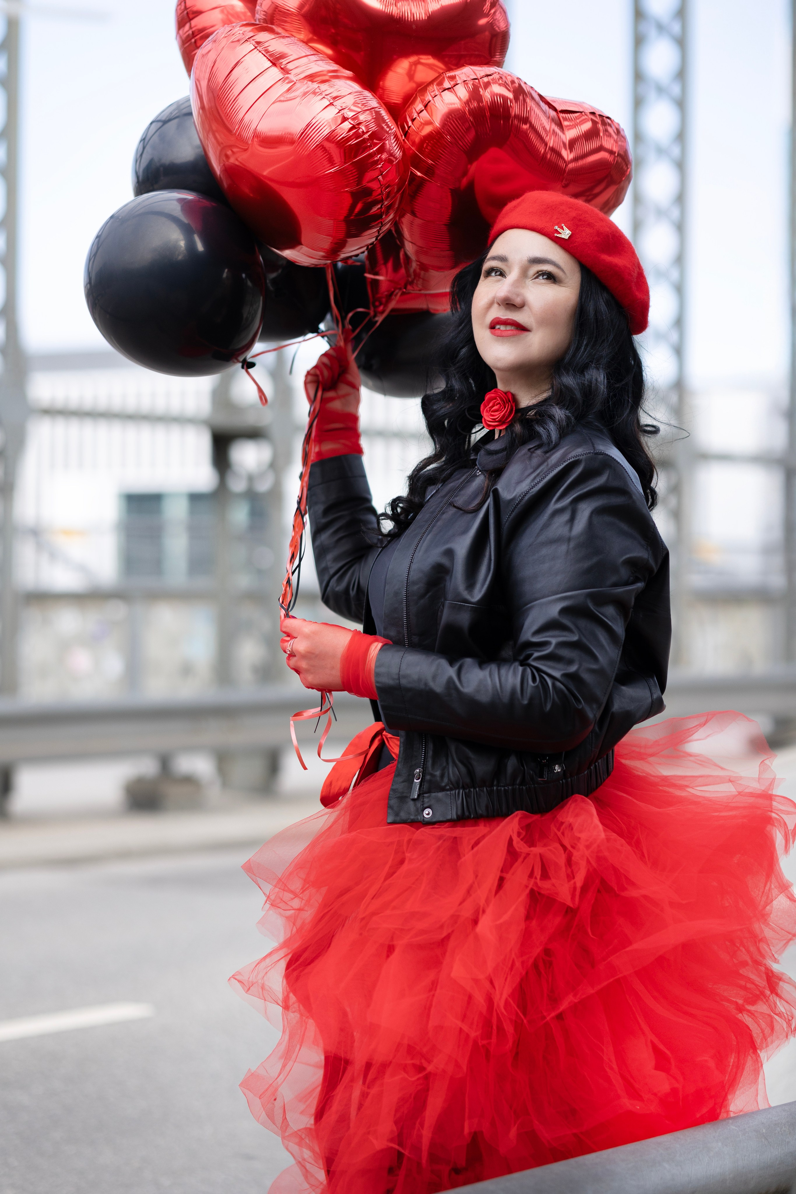 Balloons and red skirt. Photographer in Munich