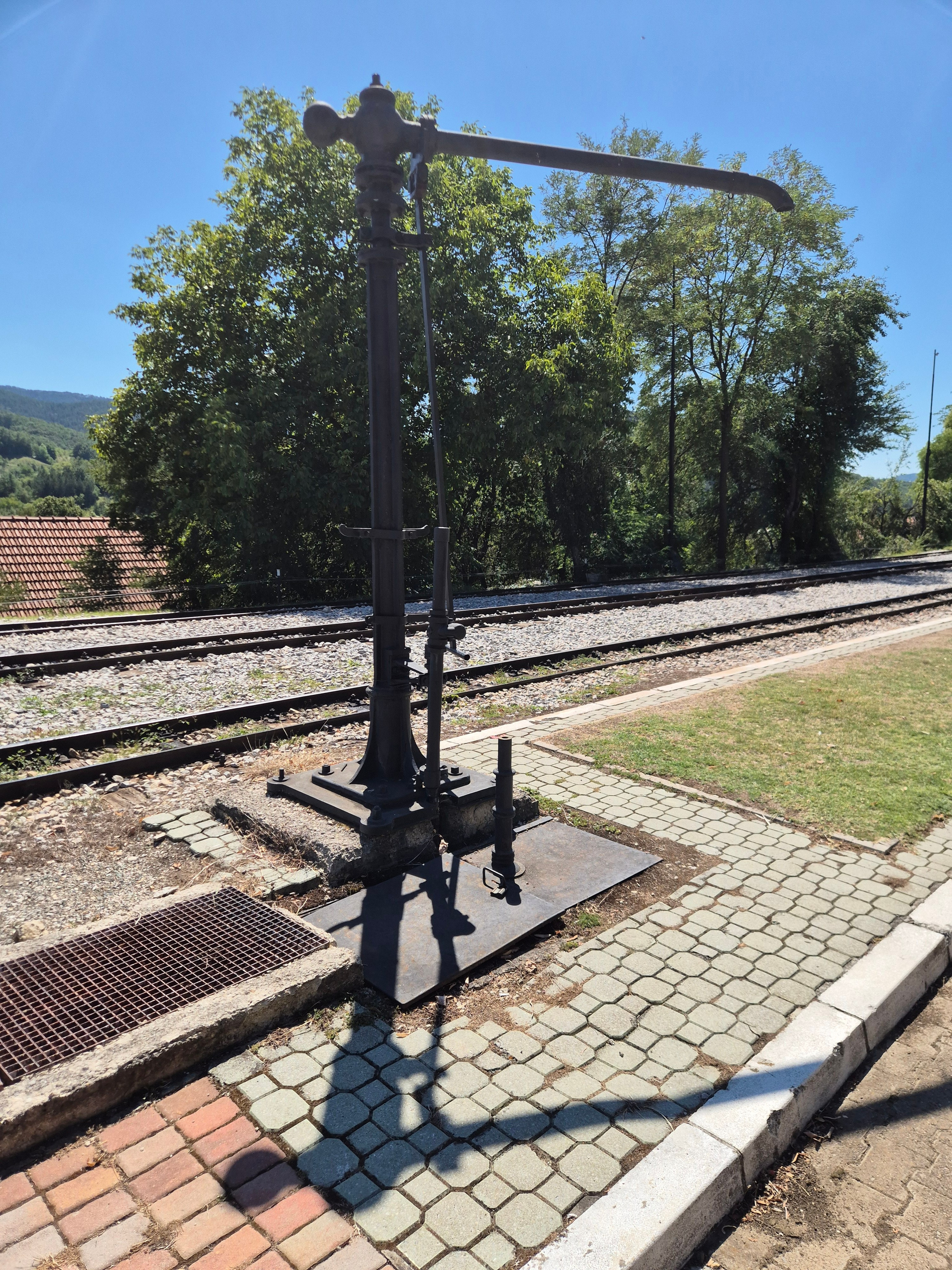 В ходе строительства были устроены 5 мостов и 22 туннеля, а общая протяжённость маршрута составила 58 км.