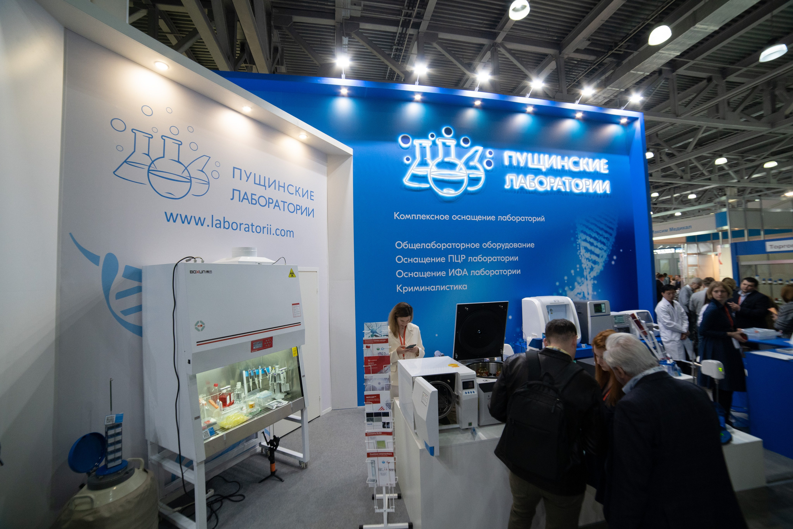 Выставочные стенды. Профессиональный портретный фотограф в Москве Владимир Глаголев