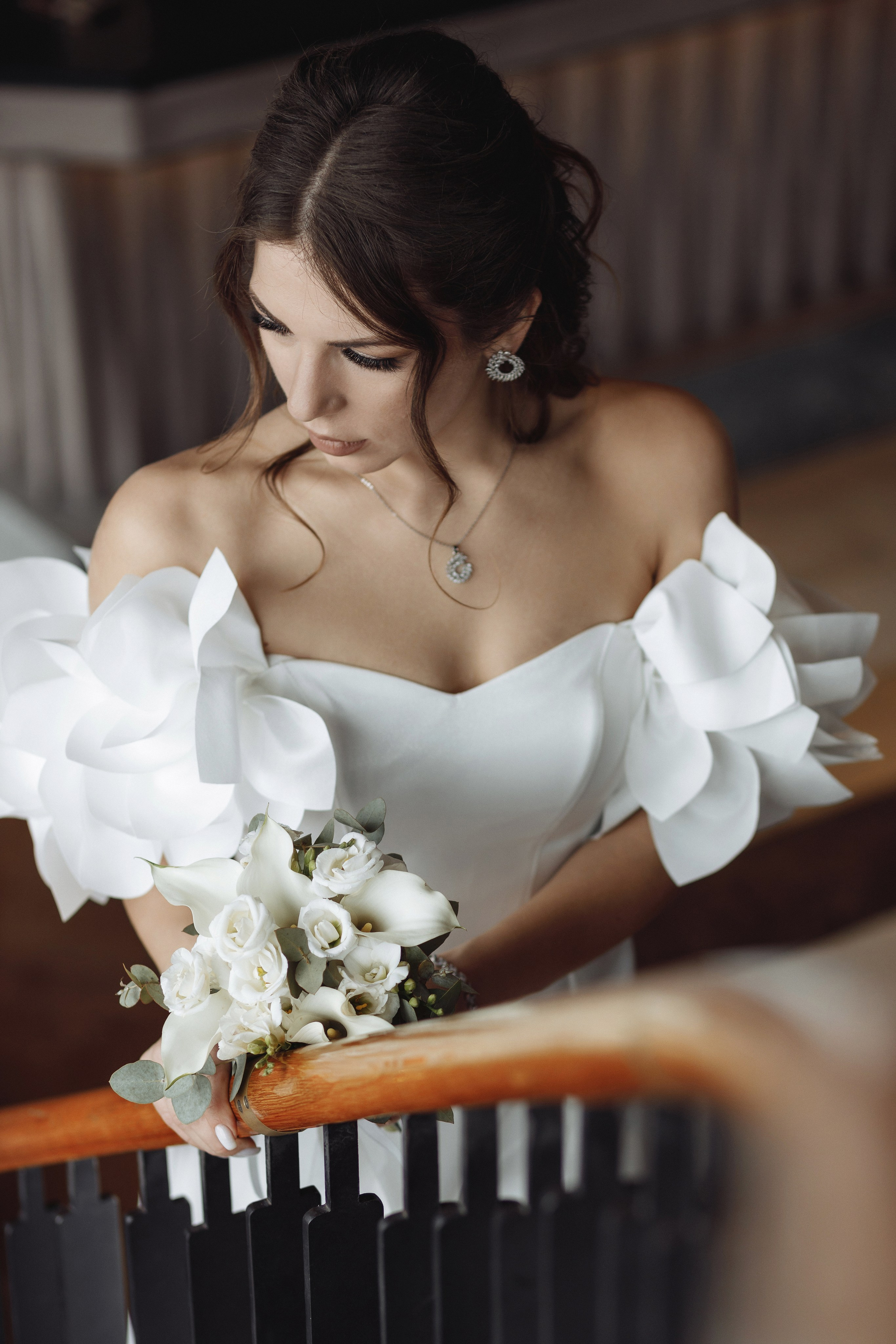 Невеста в ЗАГСе Москва-Сити башня Око на лестнице. Стоимость фотографа на свадьбу в Москве.