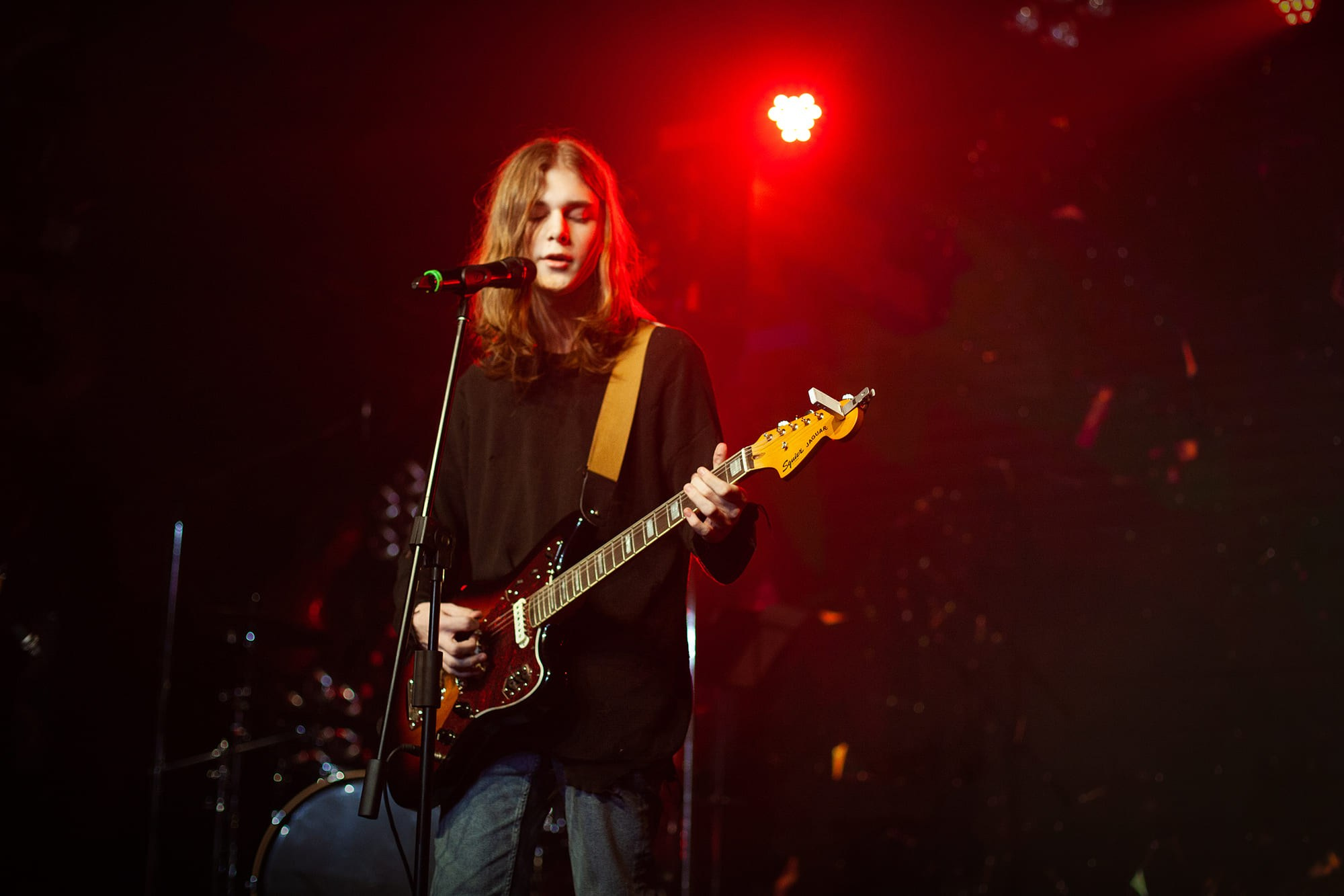 guitarist-playing-electric-guitar-on-stage-with-dramatic-lighting