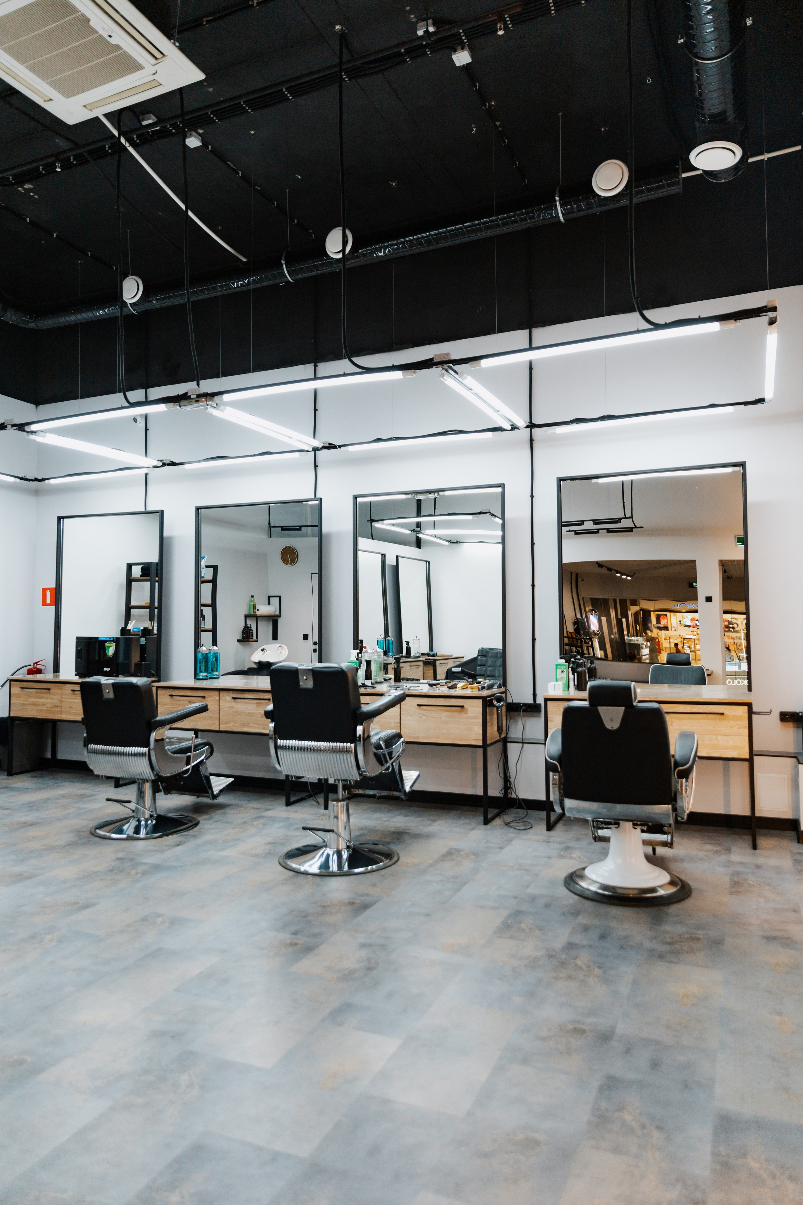 DERBY BARBERSHOP. LIYALEE PHOTO