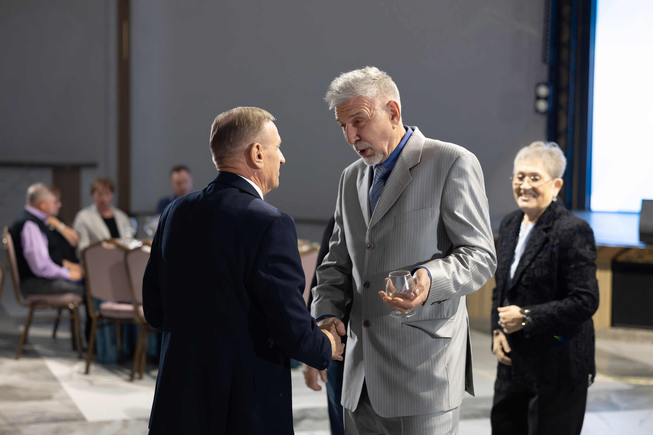 Прыжок длиною в жизнь. Фотограф свадебный, репортажный, индивидуальный, фото для маркетплейсов, брендов, автосалонов