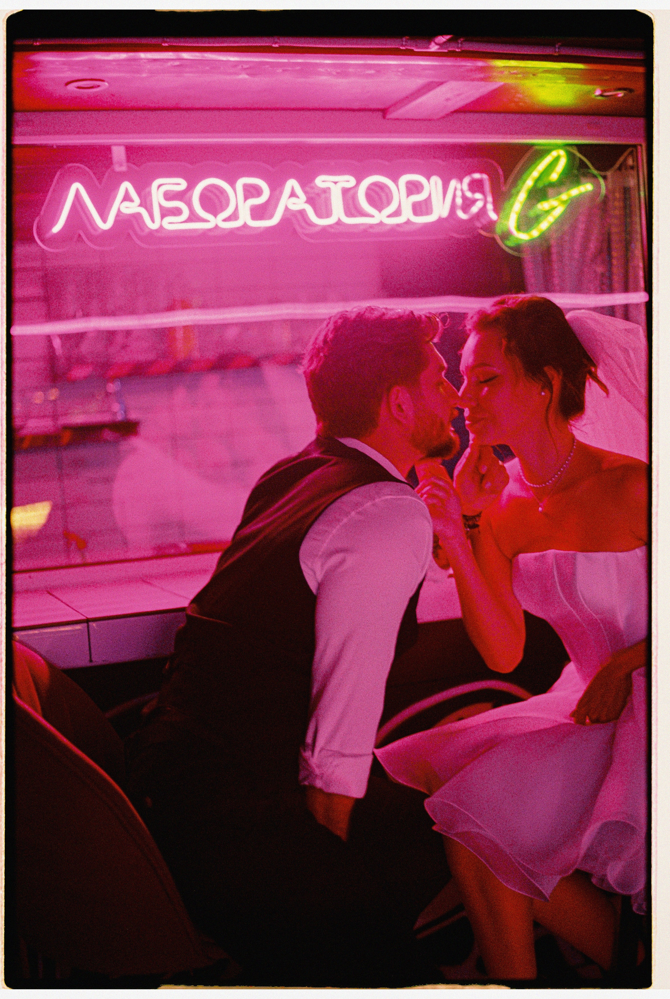 Love_in_Metro. Сентиментальная свадебная фотография