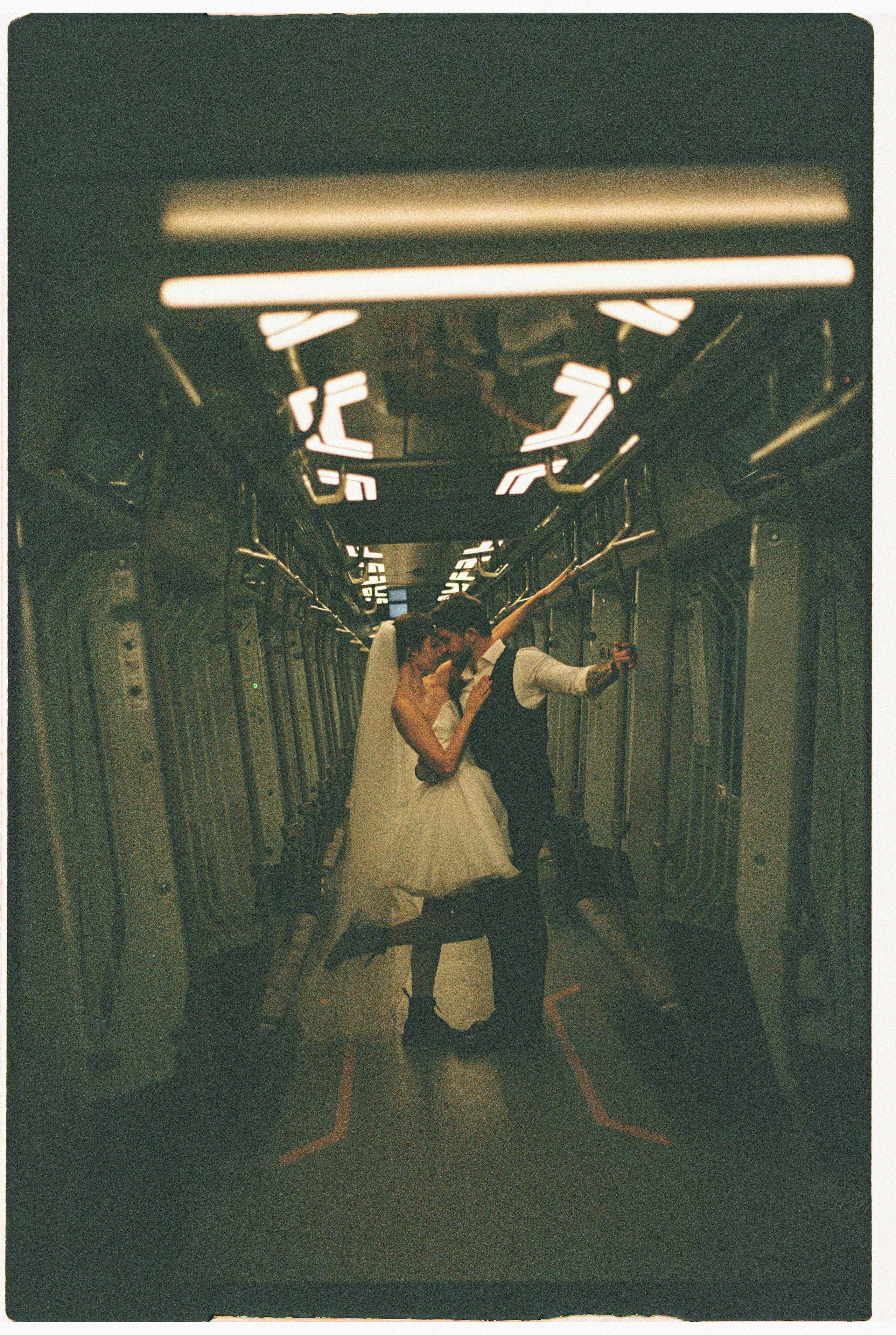 Love_in_Metro. Сентиментальная свадебная фотография