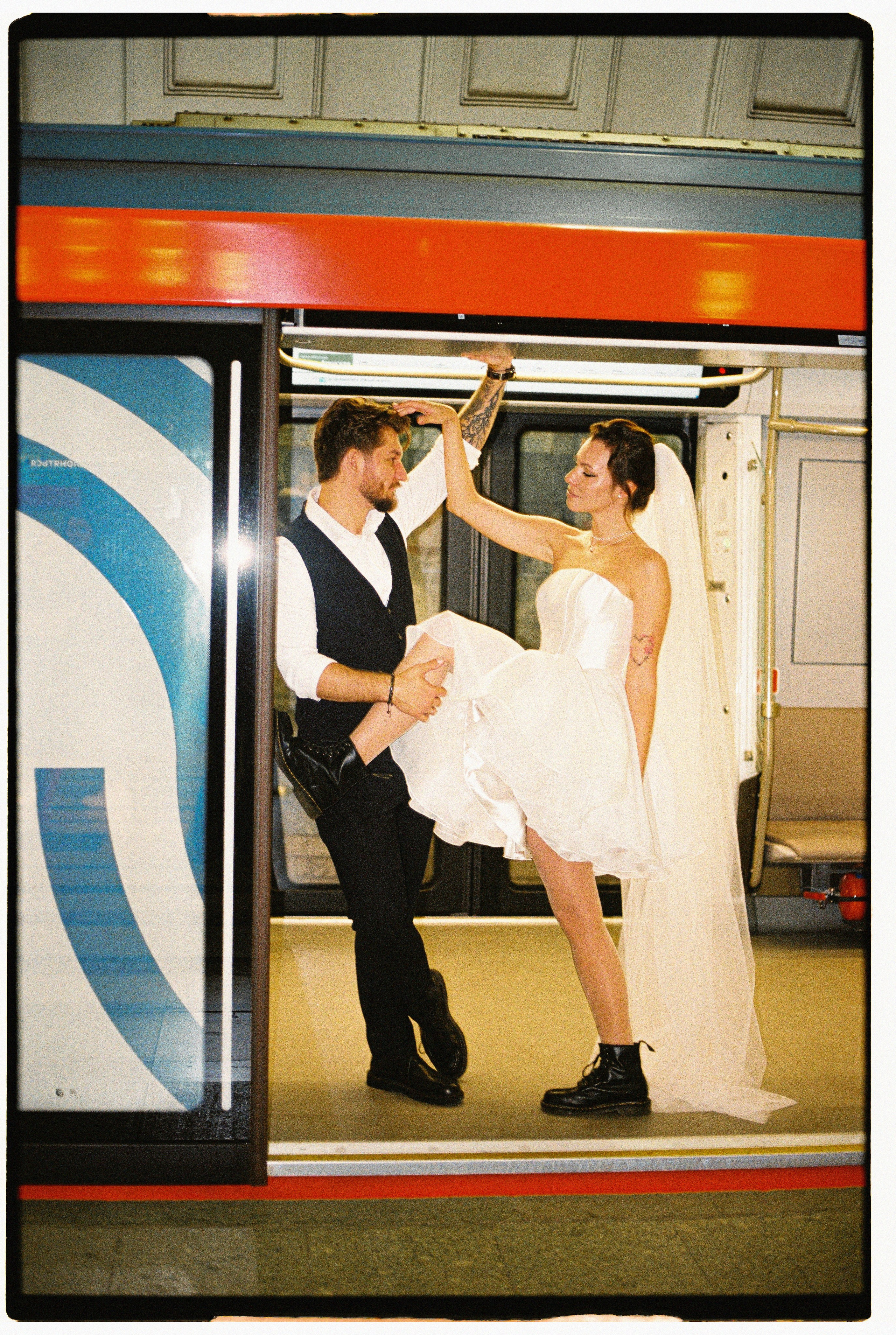 Love_in_Metro. Сентиментальная свадебная фотография