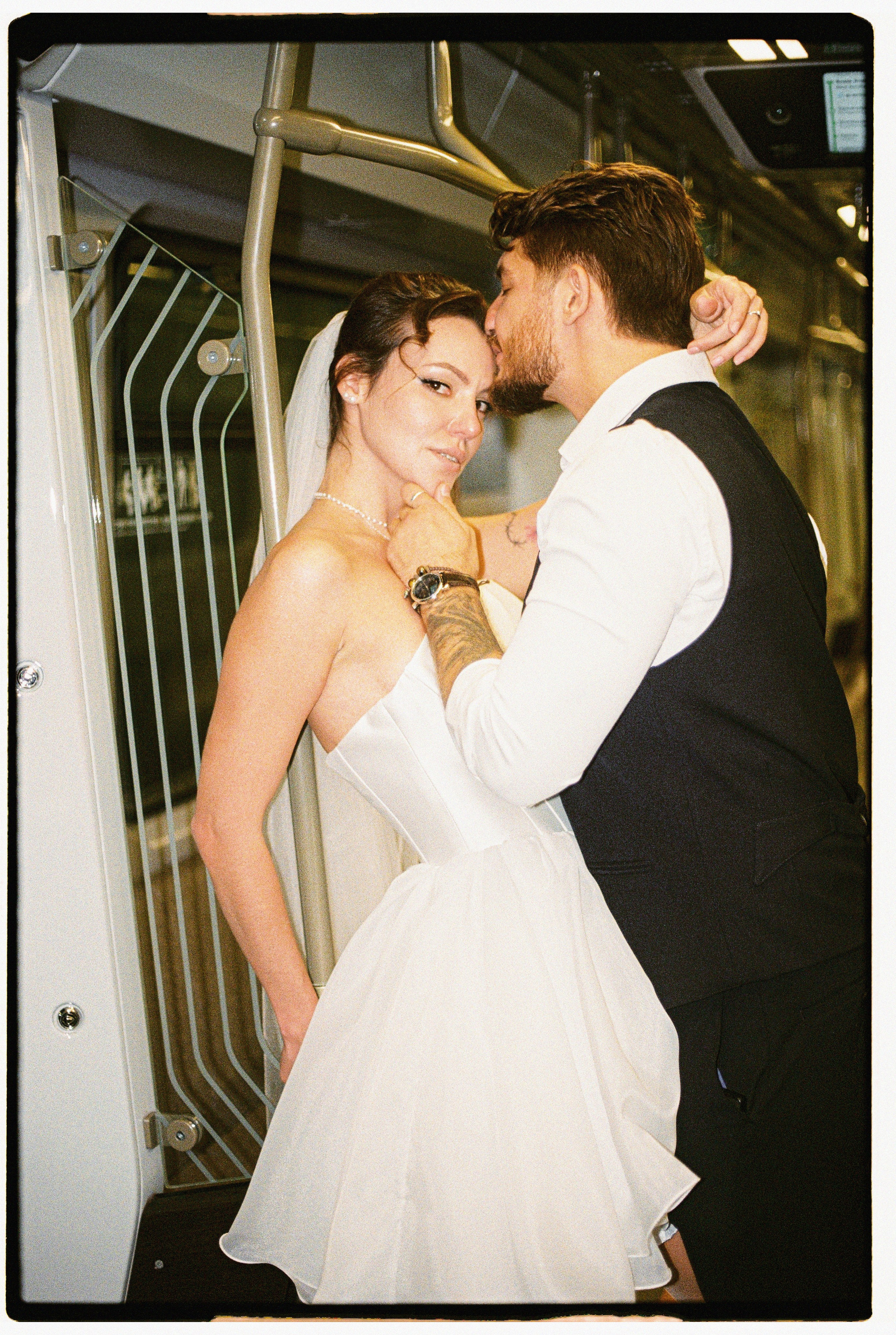 Love_in_Metro. Сентиментальная свадебная фотография