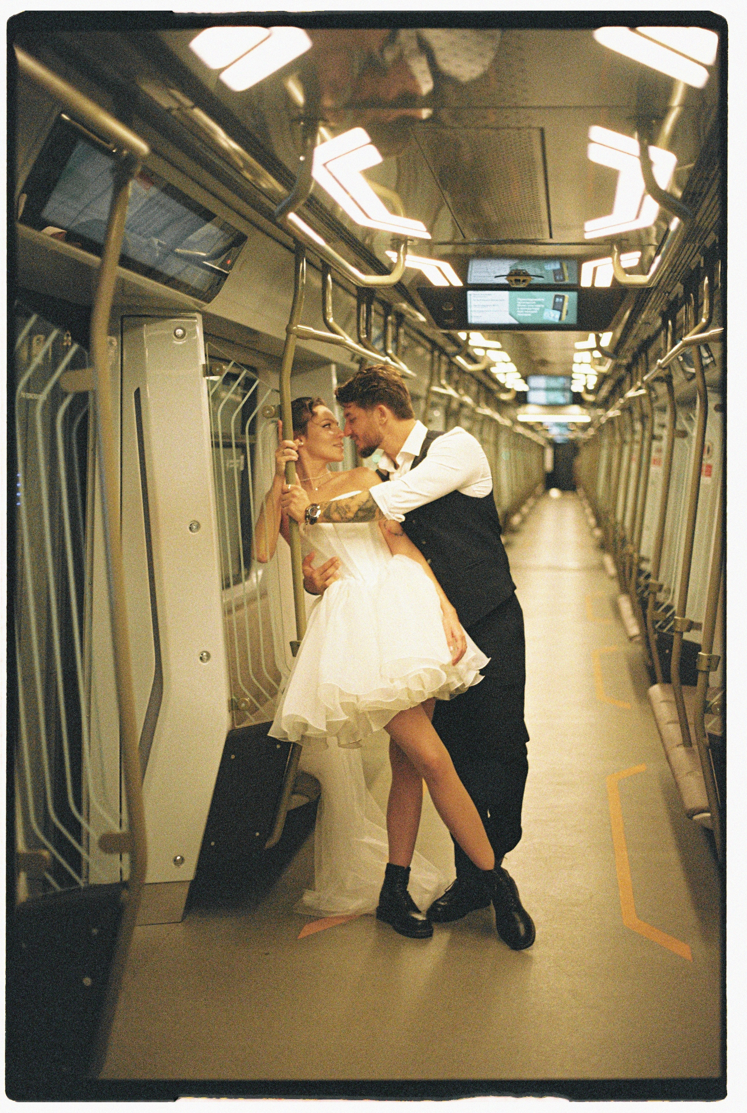 Love_in_Metro. Сентиментальная свадебная фотография
