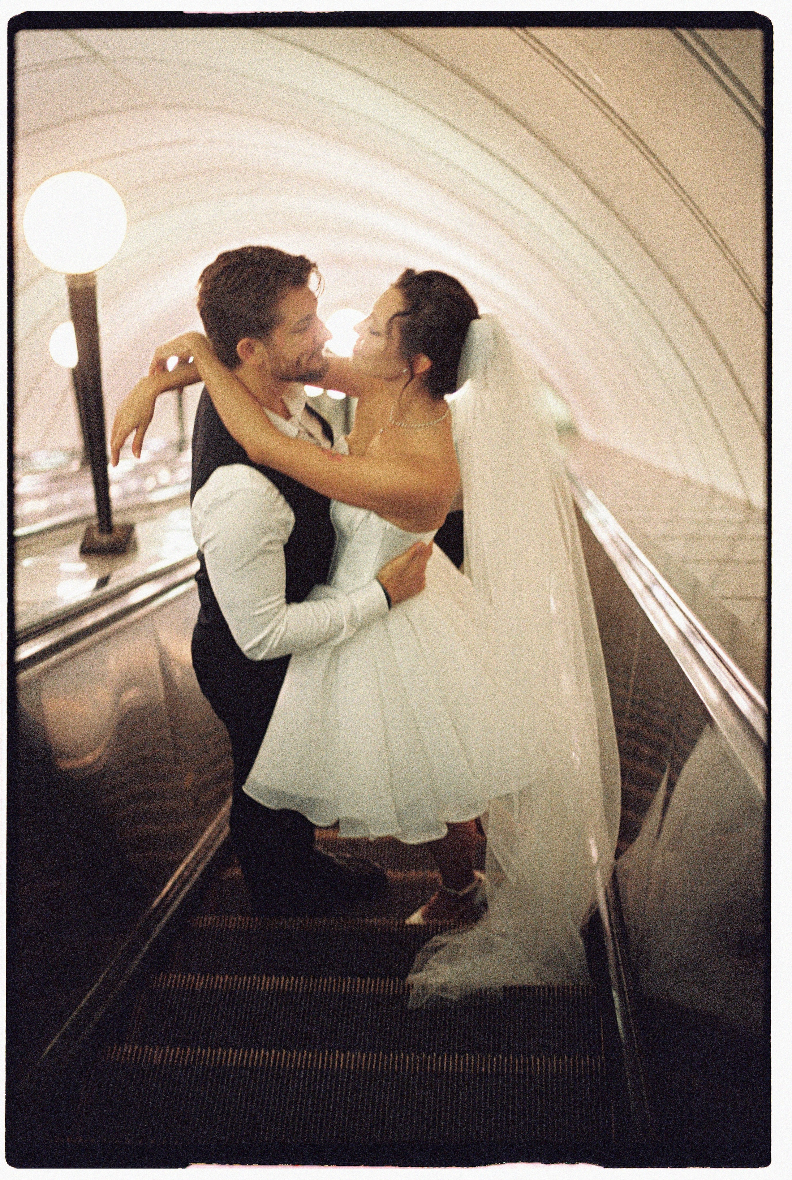 Love_in_Metro. Сентиментальная свадебная фотография