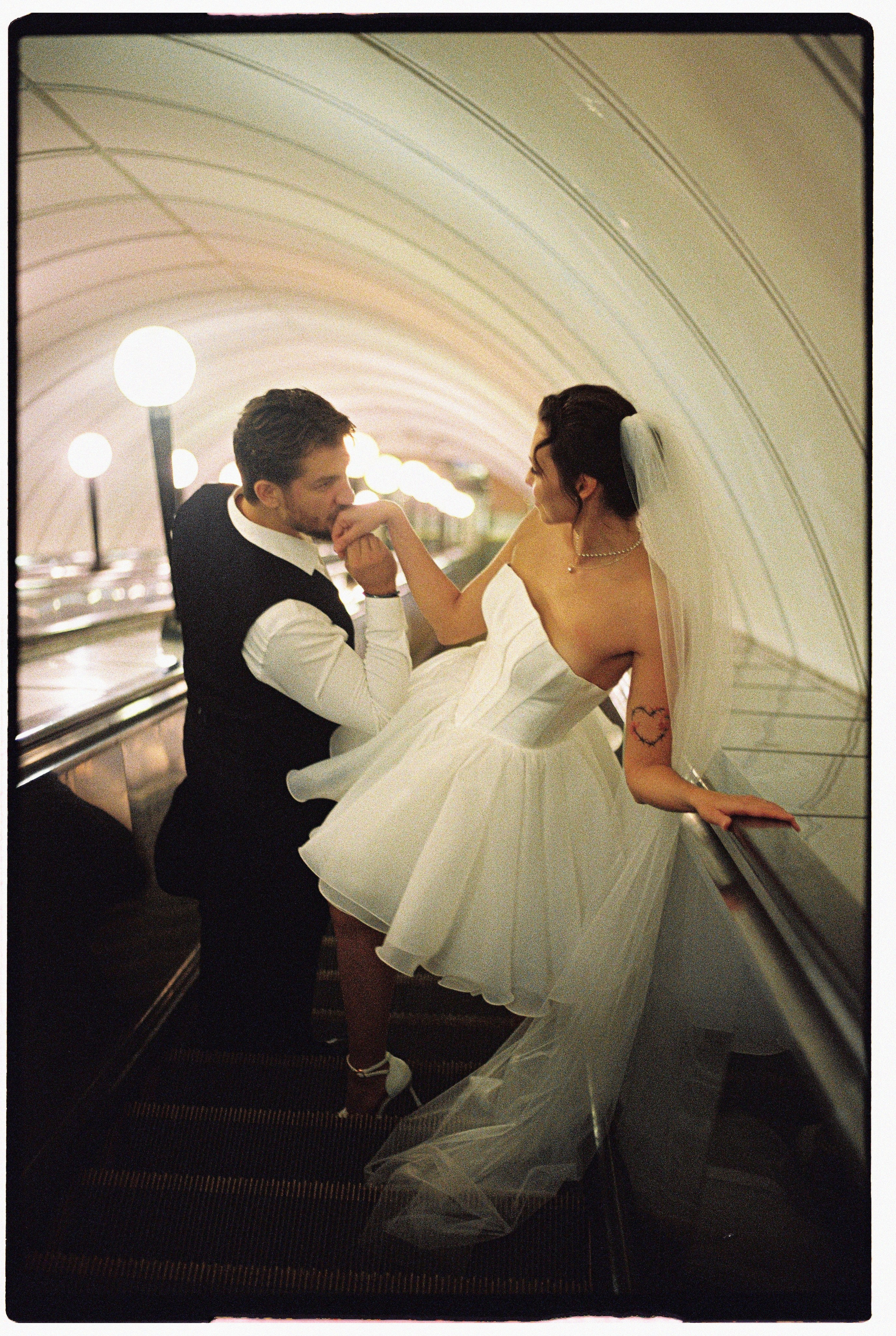Love_in_Metro. Сентиментальная свадебная фотография