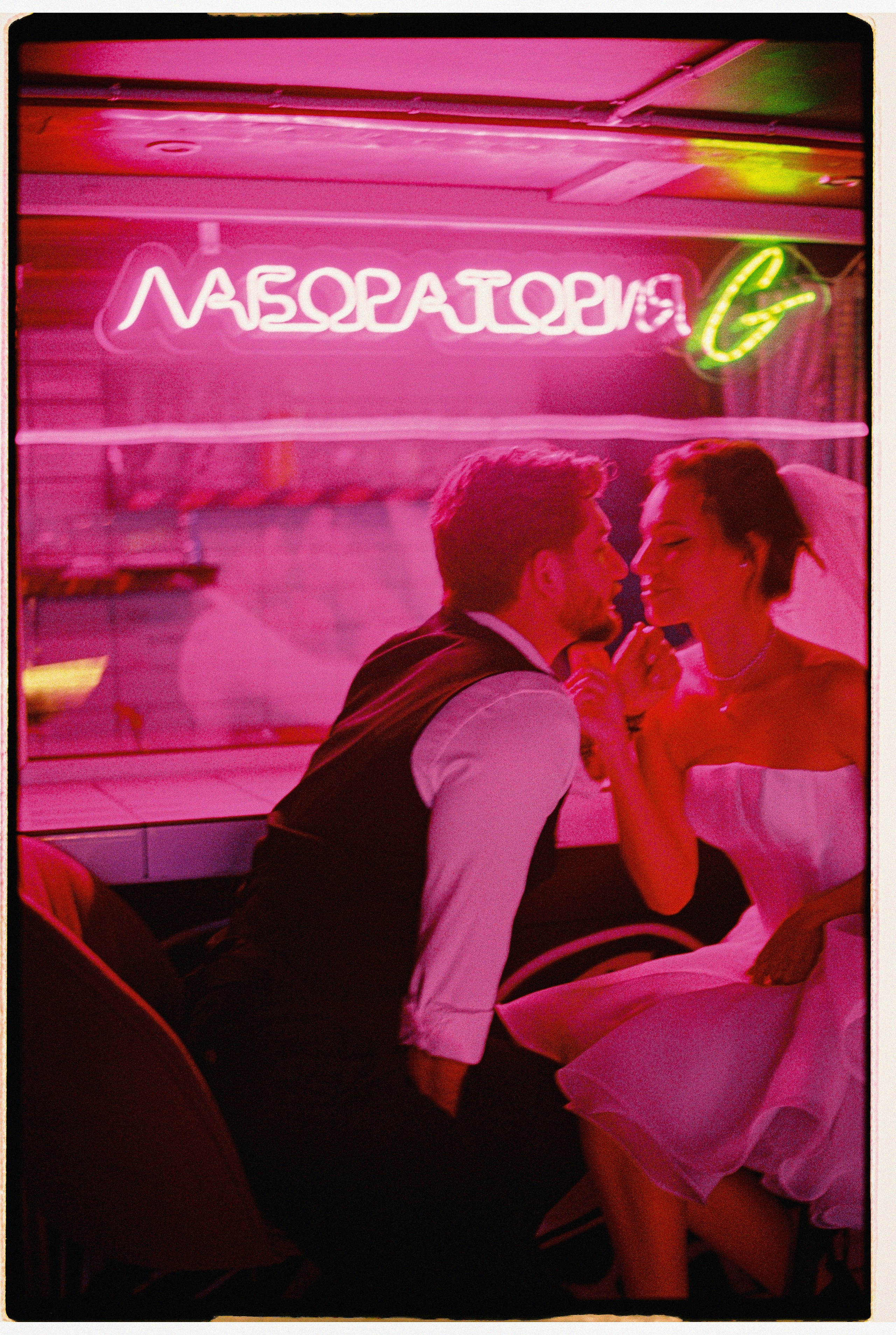 Love_in_Metro. Сентиментальная свадебная фотография