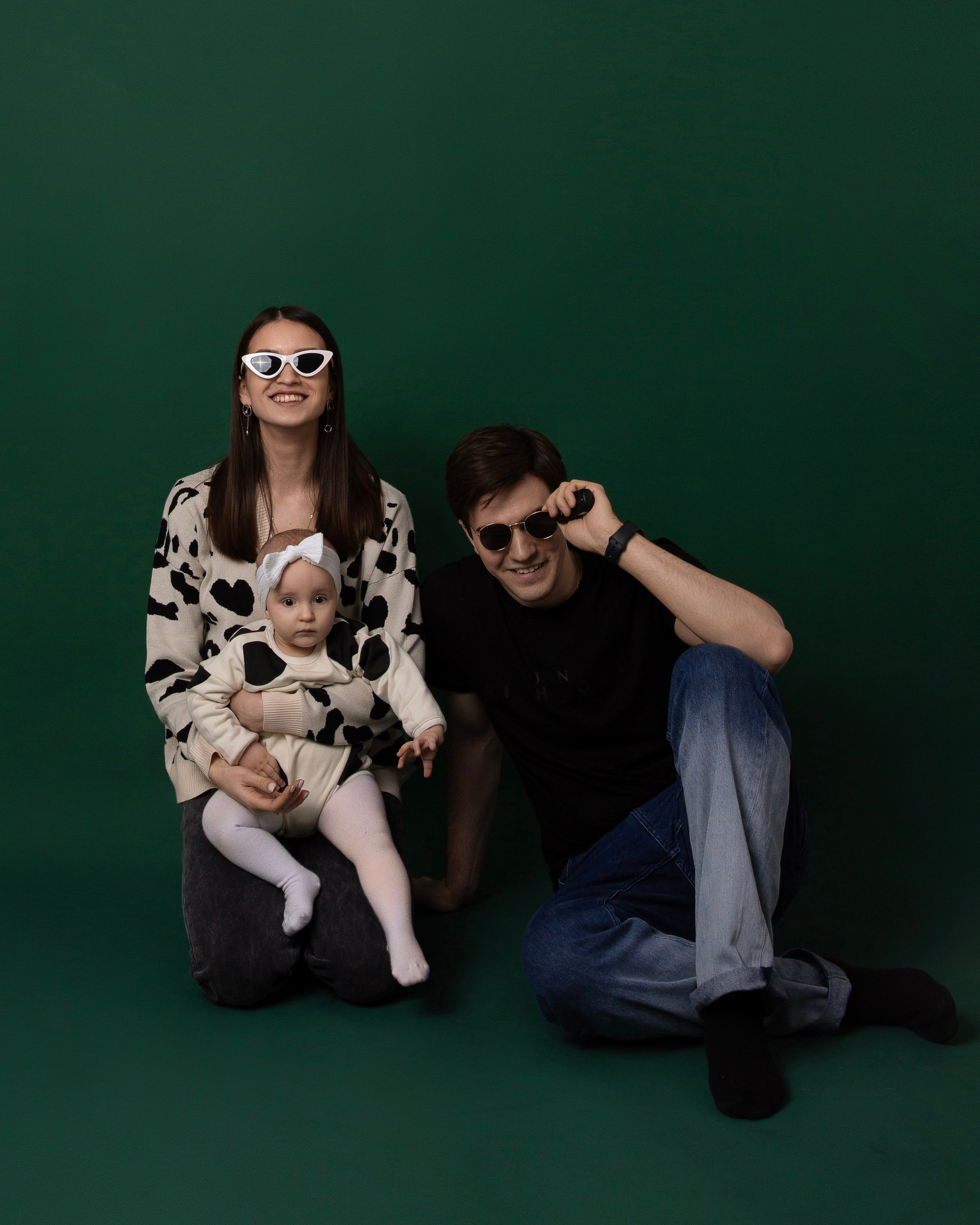 Семейная фотосессия папа мама и ребенок на зеленом фоне в фотостудии без фотографа в Самаре
