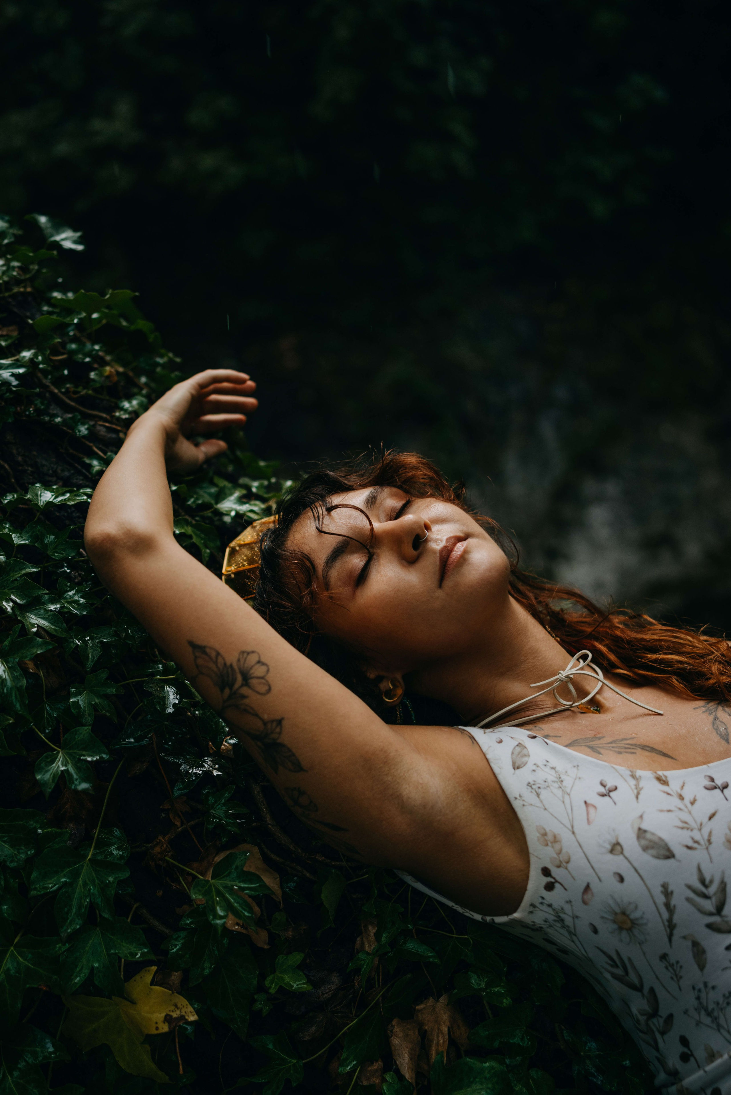 Съемка для бренда славянских украшений в лесу. Портретный и свадебный фотограф в Тбилиси • xeniqo