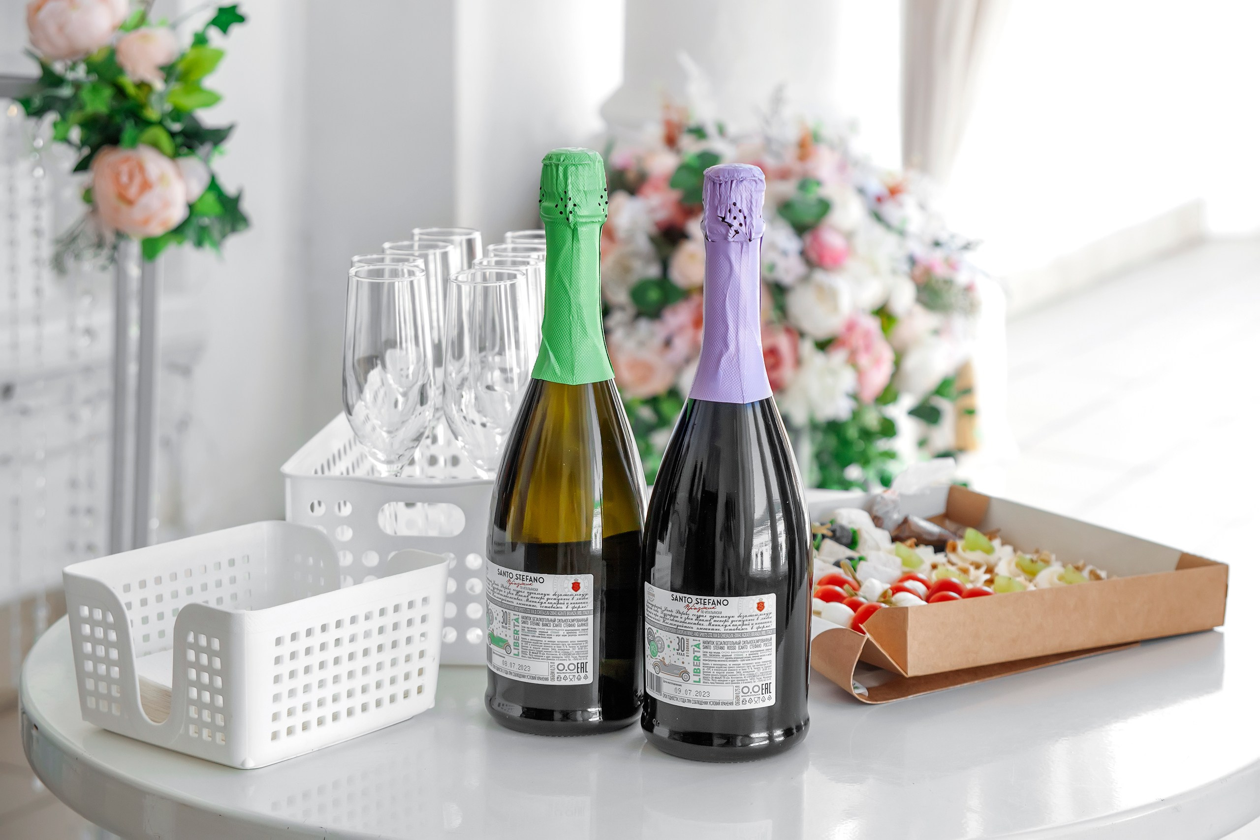 Фотосъёмка свадебных деталей - шампанское и закуски на фуршетном столе.