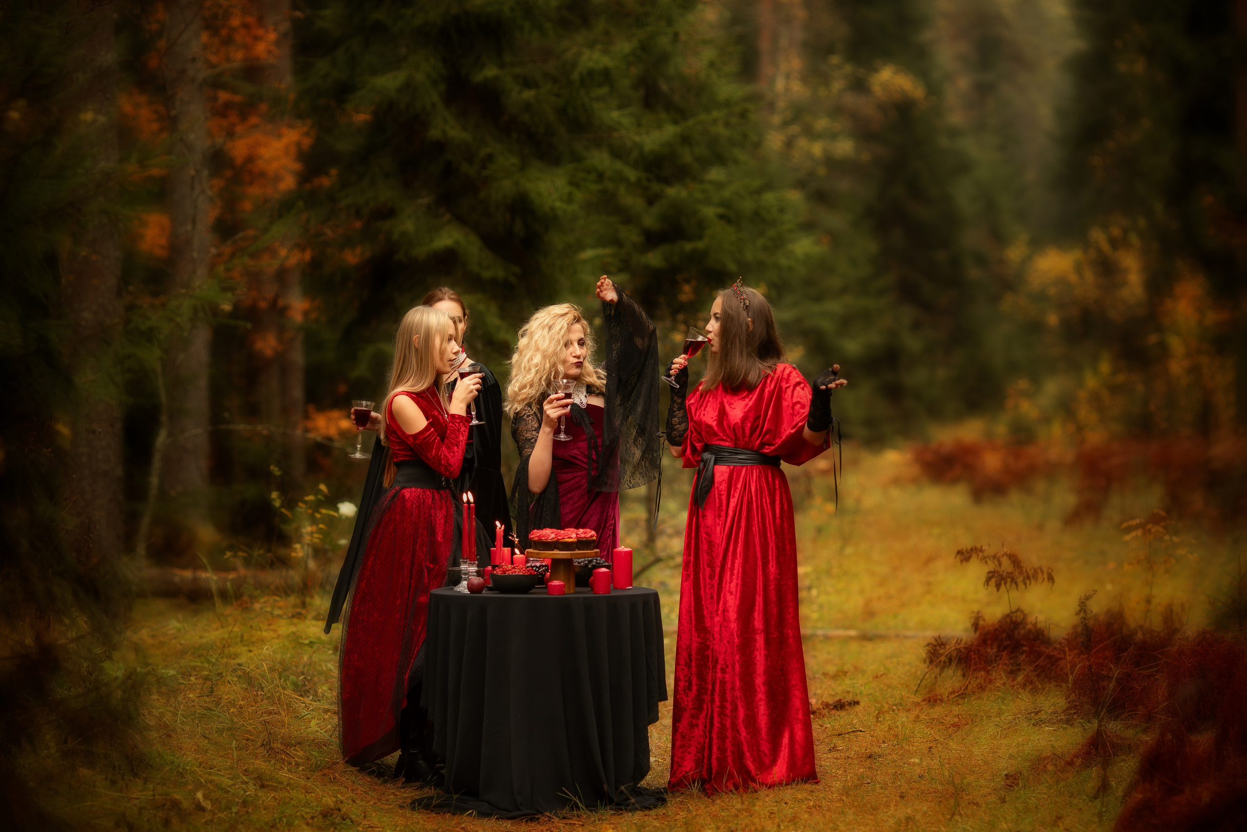 Фотопроект «Вампиры» — тёмная эстетика, осень и красный свет. Фотограф Анна Грошикова — авторская съёмка на рассвете и закате в Москве, Мытищах, Солнечногорске и Московской области