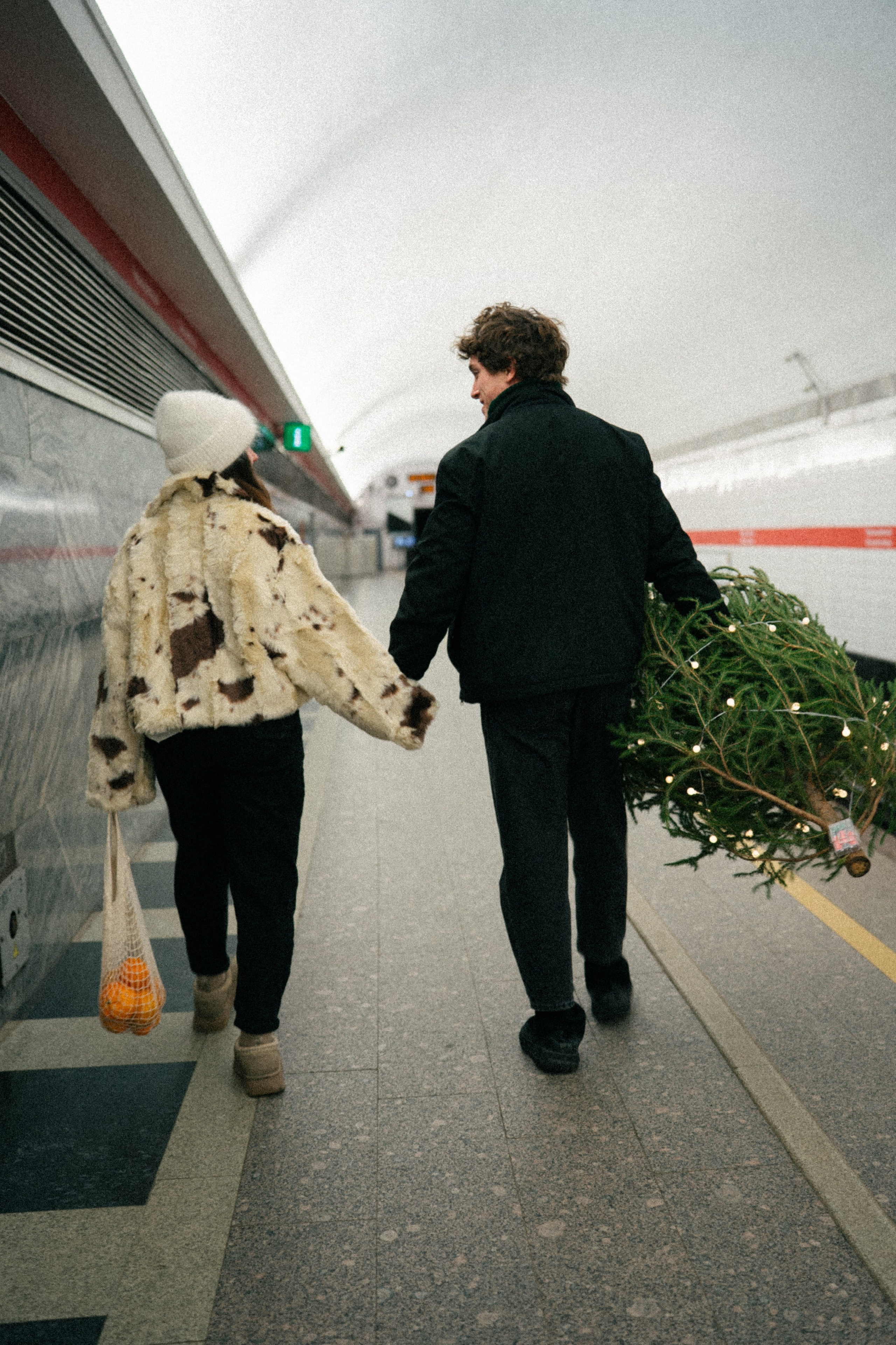 НОВОГОДНЯЯ ПРОГУЛКА ПАРЫ ПО ЧЕРНЫШЕВСКОЙ ПЕРЕД НОВЫМ ГОДОМ. Профессиональный фотограф, Санкт-Петербург — Виктория Богомолова