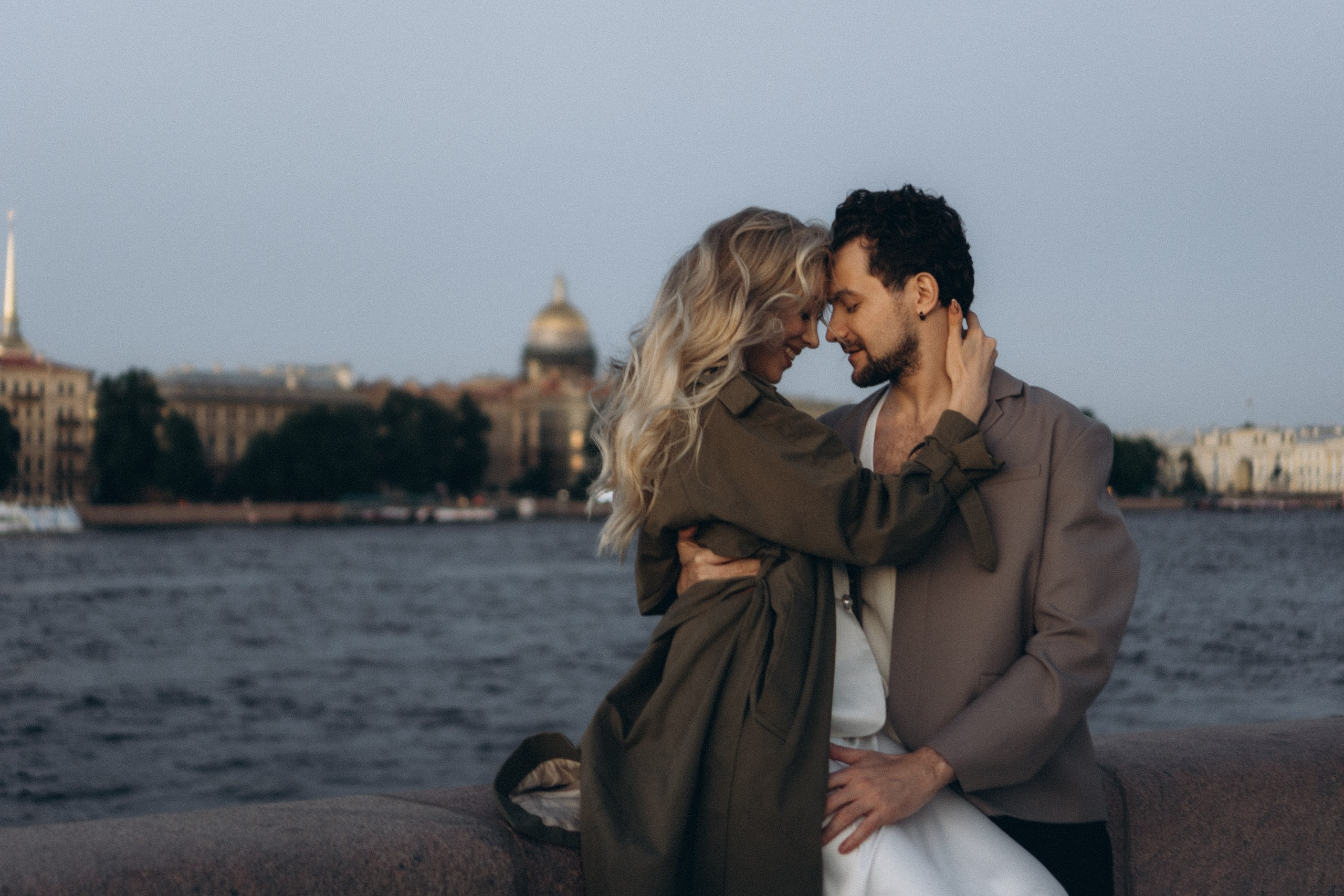 СВАДЕБНАЯ СЬЕМКА ПАРЫ НА РАССВЕТЕ В БЕЛЫЕ НОЧИ И ПРОГУЛКА С РАЗВОДНЫМИ МОСТАМИ И ПИКНИК ВОЗЛЕ ИСАКИЕВСКОГО СОБОРА. Профессиональный фотограф, Санкт-Петербург — Виктория Богомолова