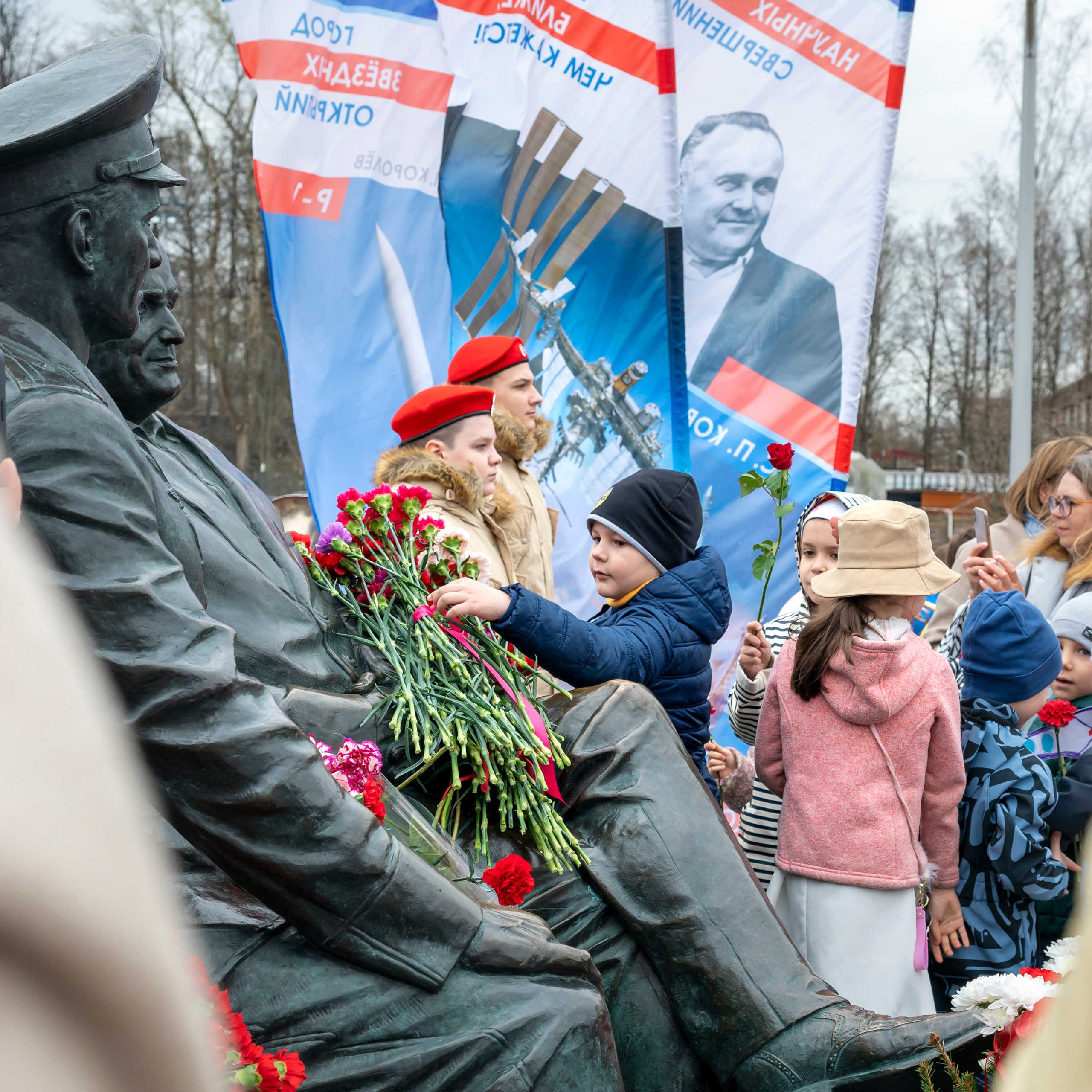 12 апреля 2024 г. у памятника «Звёздные люди Земли». Профессиональный фотограф интерьеров в Москве Юрий Федоскин