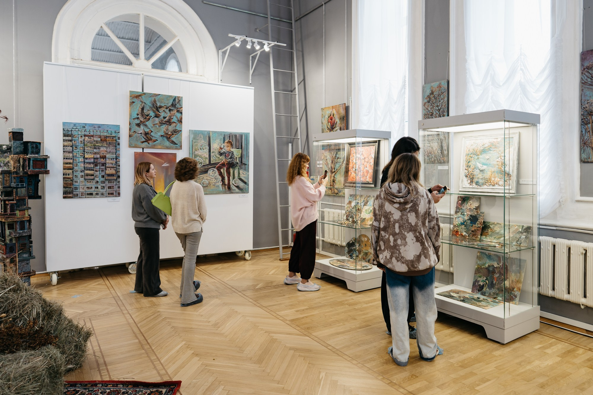 Открытие персональной выставки художника Марии Кулиной-Черкашиной «Возвращение в детство (пойдём, что покажу…)». Свадебный и репортажный фотограф Юров Дмитрий