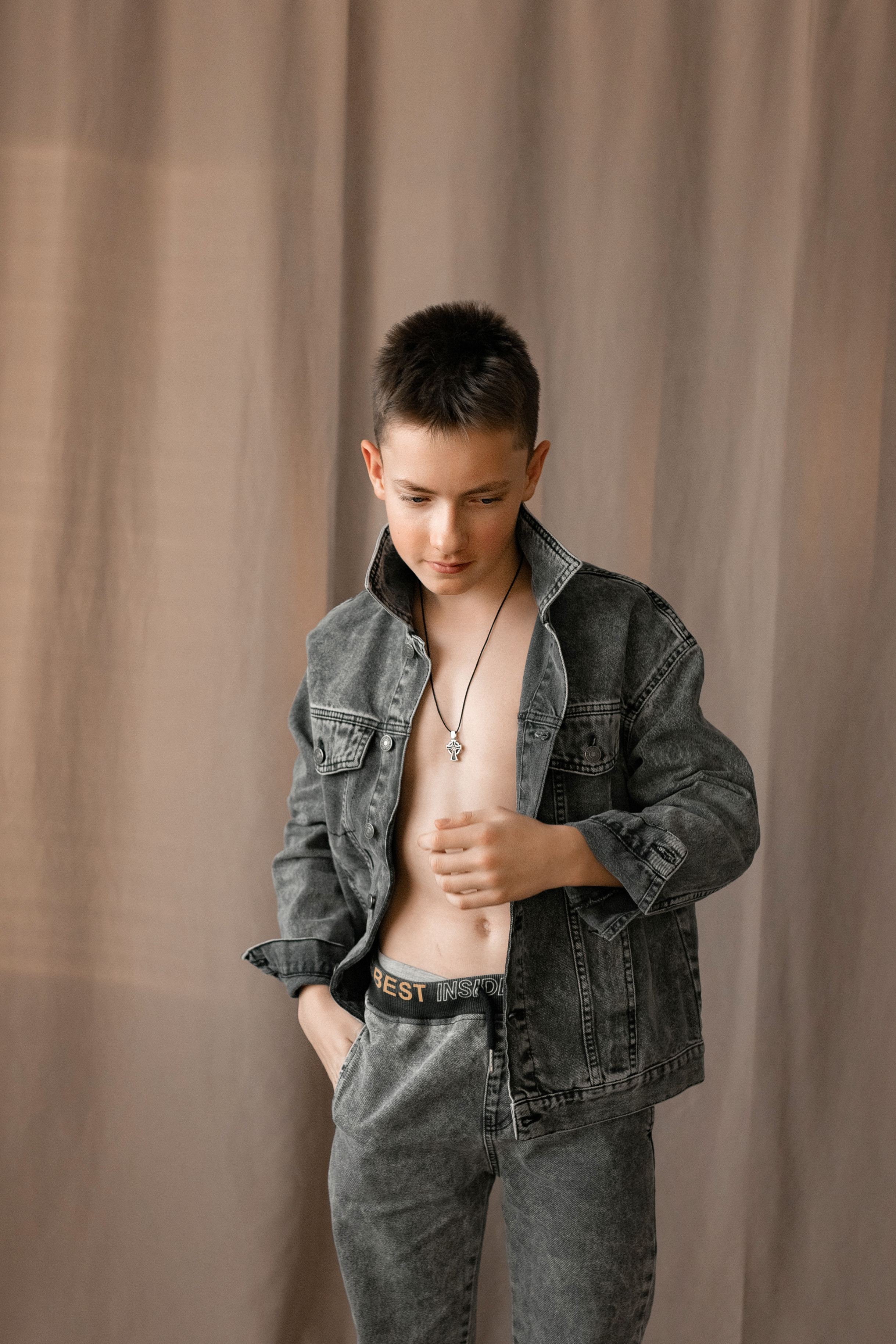 парень позирует как модель