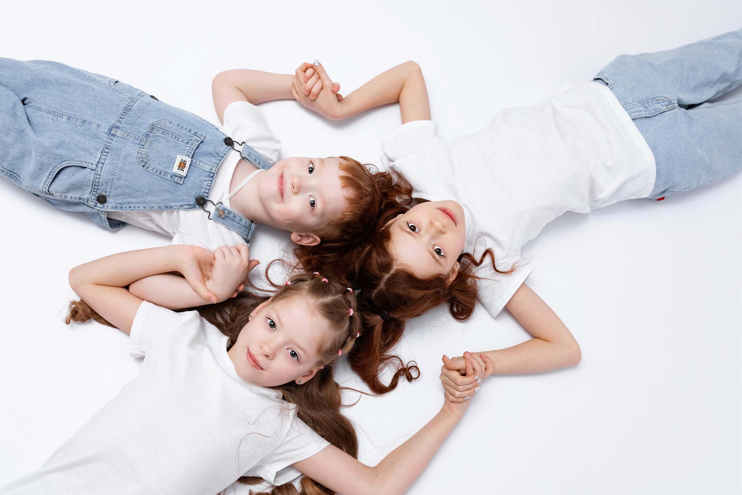 дети на белом фоне