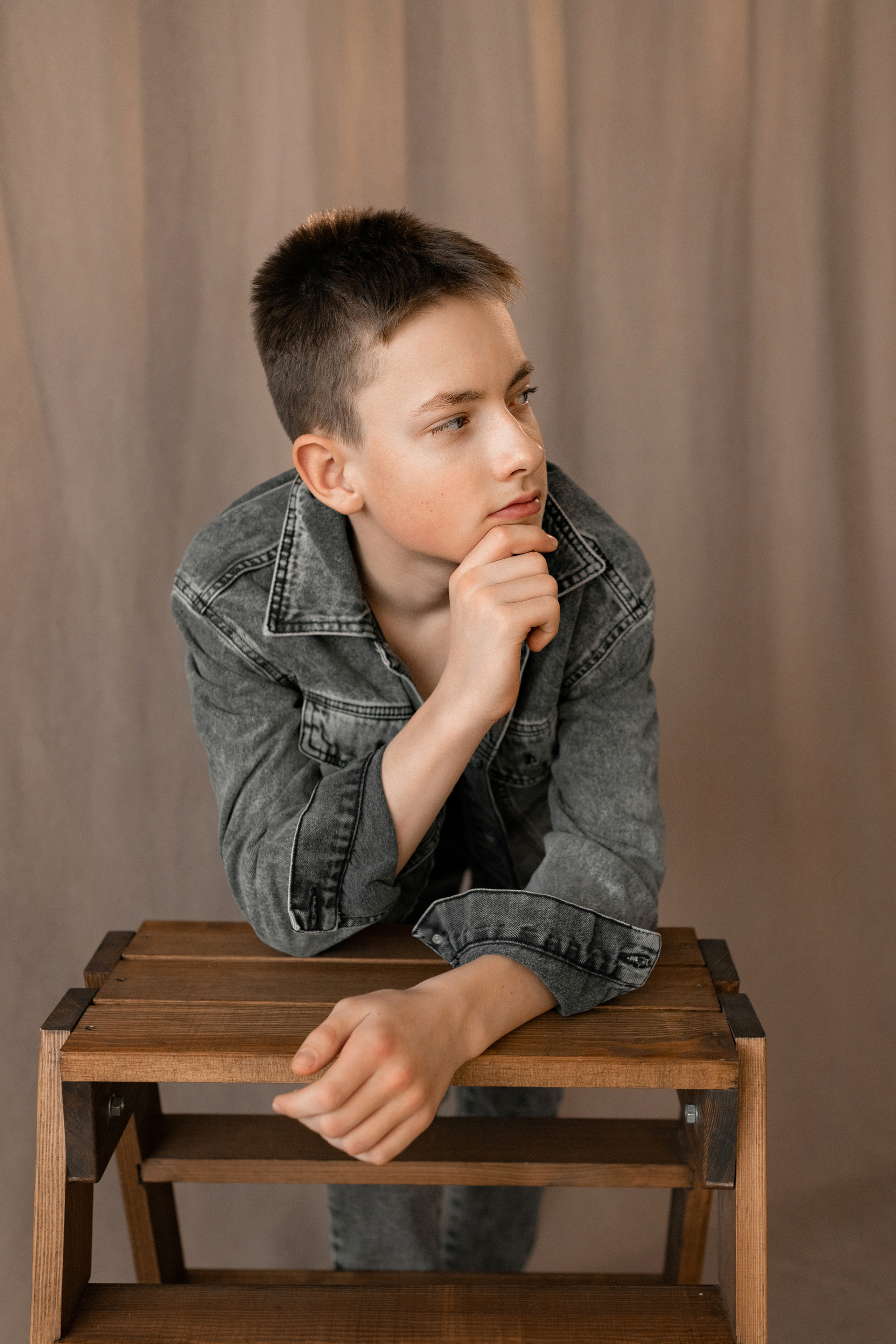 Бежевый фон в моей студии. Январь 2023 г. Фотограф Пермь. Свадьбы. Семья и дети, школа, д. сад. Фотокниги