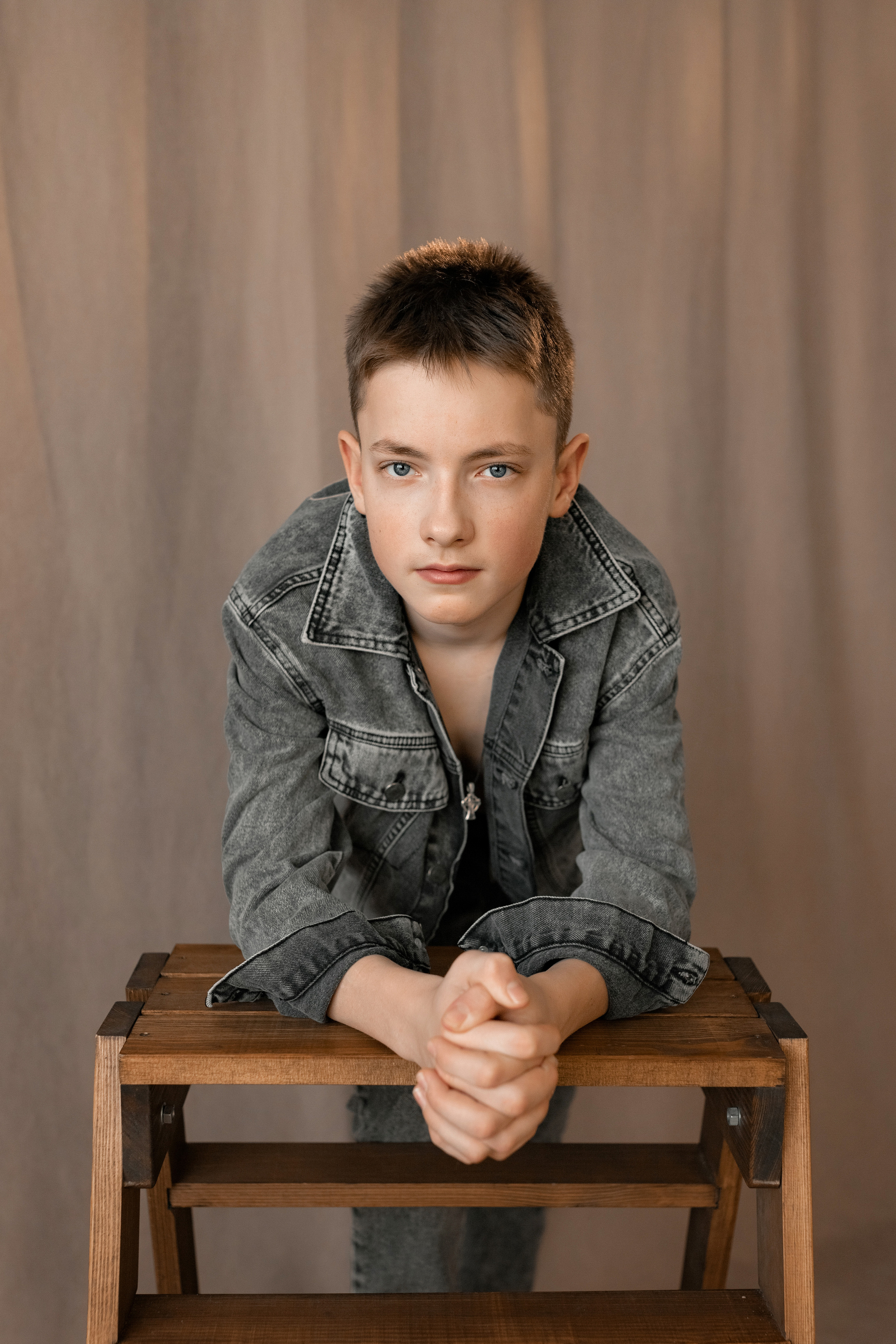 Бежевый фон в моей студии. Январь 2023 г. Фотограф Пермь. Свадьбы. Семья и дети, школа, д. сад. Фотокниги