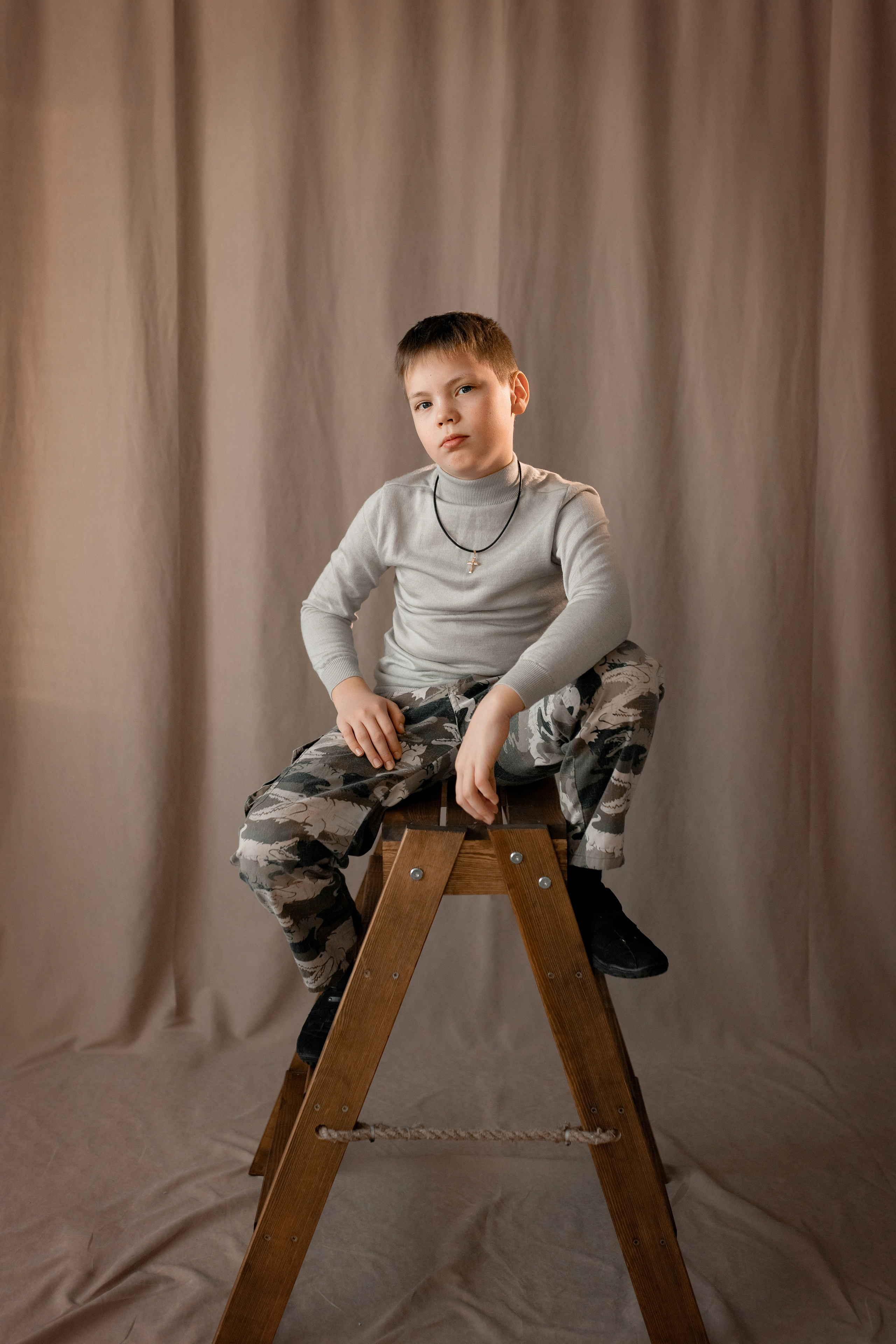 Бежевый фон в моей студии. Январь 2023 г. Фотограф Пермь. Свадьбы. Семья и дети, школа, д. сад. Фотокниги