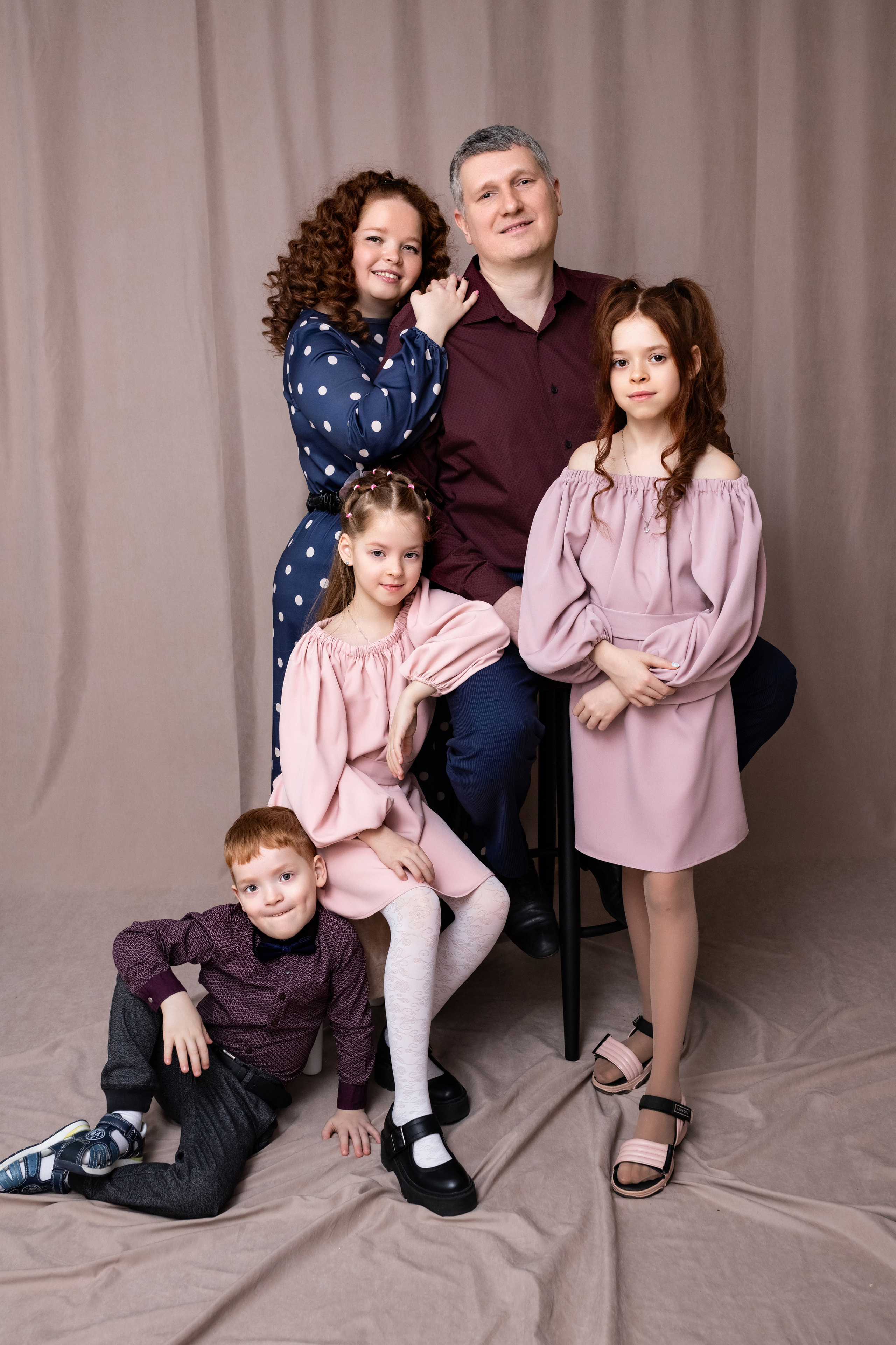 семейная фотосессия на бежевом фоне